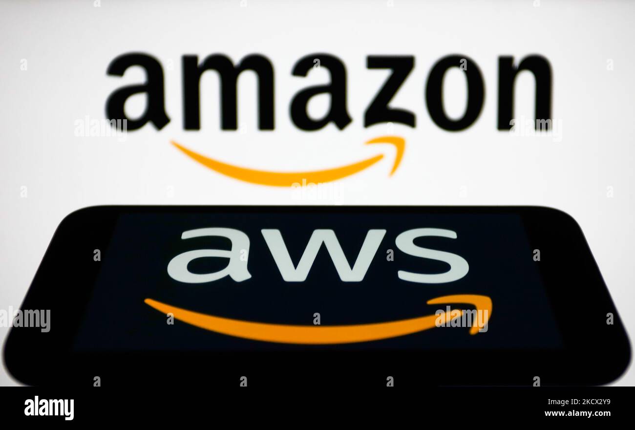 Das Amazon Web Services-Logo, das auf einem Telefonbildschirm angezeigt wird, und das Amazon-Logo auf einem Laptop-Bildschirm sind auf diesem Illustrationsfoto zu sehen, das am 1. Dezember 2021 in Krakau, Polen, aufgenommen wurde. (Foto von Jakub Porzycki/NurPhoto) Stockfoto