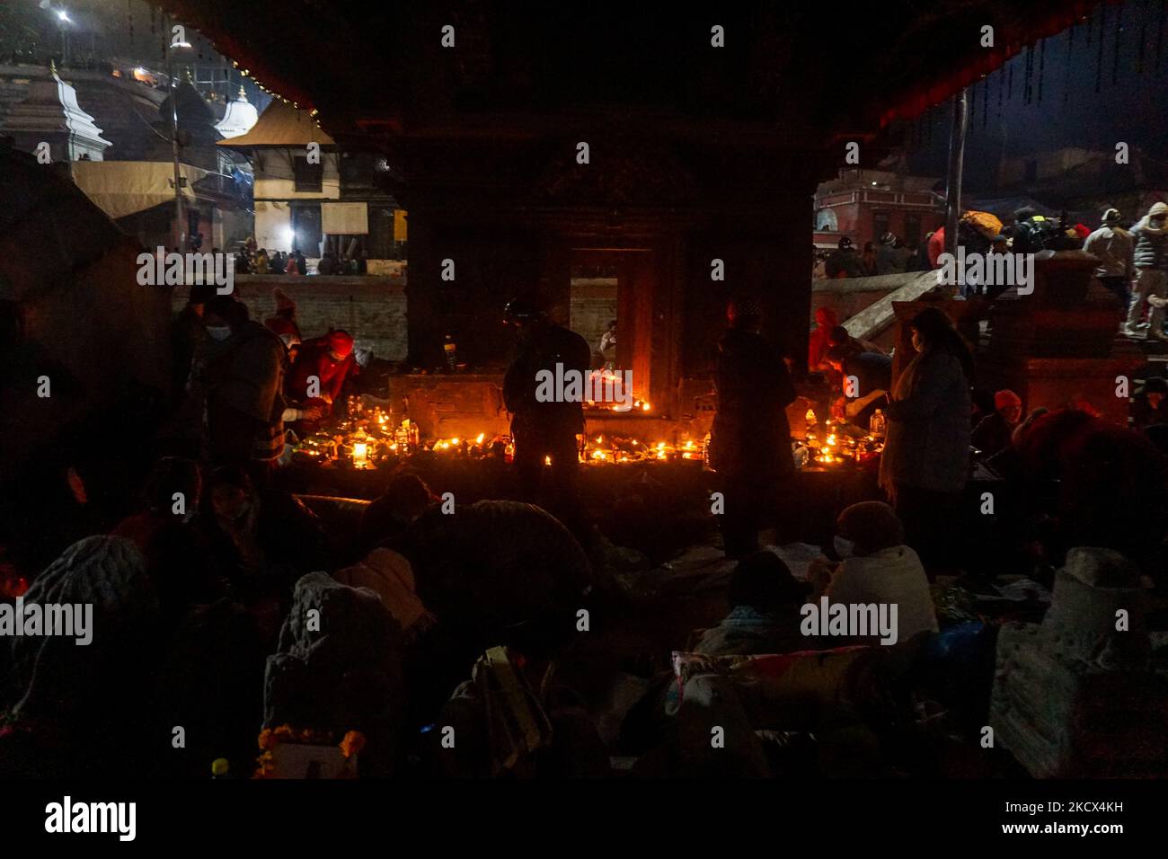 Hindu-Anhänger zünden Öllampen an, um an verstorbene Familienmitglieder während des Bala Chaturdashi-Festivals im Pashupatinath-Tempel in Kathmandu, Nepal, am 2. Dezember 2021 zu erinnern. (Foto von Sunil Pradhan/NurPhoto) Stockfoto