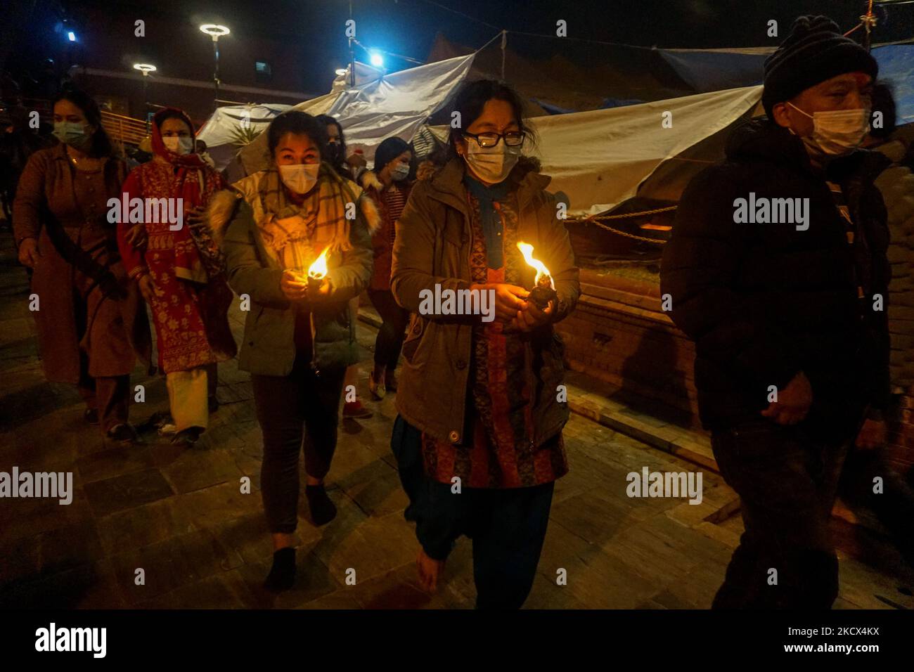 Hindu-Anhänger zünden Öllampen an, um an verstorbene Familienmitglieder während des Bala Chaturdashi-Festivals im Pashupatinath-Tempel in Kathmandu, Nepal, am 2. Dezember 2021 zu erinnern. (Foto von Sunil Pradhan/NurPhoto) Stockfoto