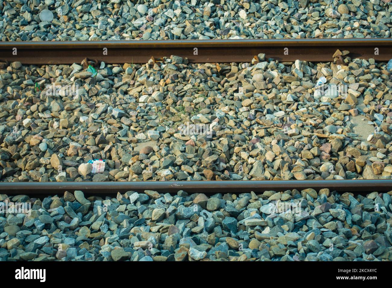 Nahaufnahme der Bahngleise mit Schotterbasis. Northern Indian Railways. Indien. Stockfoto