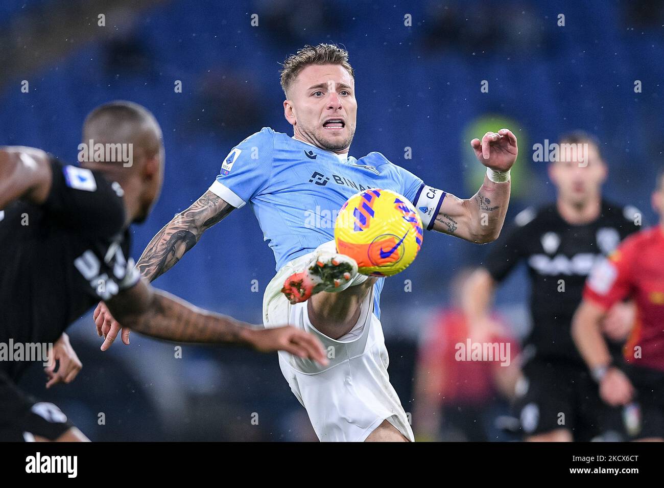 Ciro unbeweglich von SS Lazio steuert den Ball während des Serie A-Spiels zwischen SS Lazio und Udinese Calcio im Stadio Olimpico, Rom, Italien am 2. Dezember 2021. (Foto von Giuseppe Maffia/NurPhoto) Stockfoto