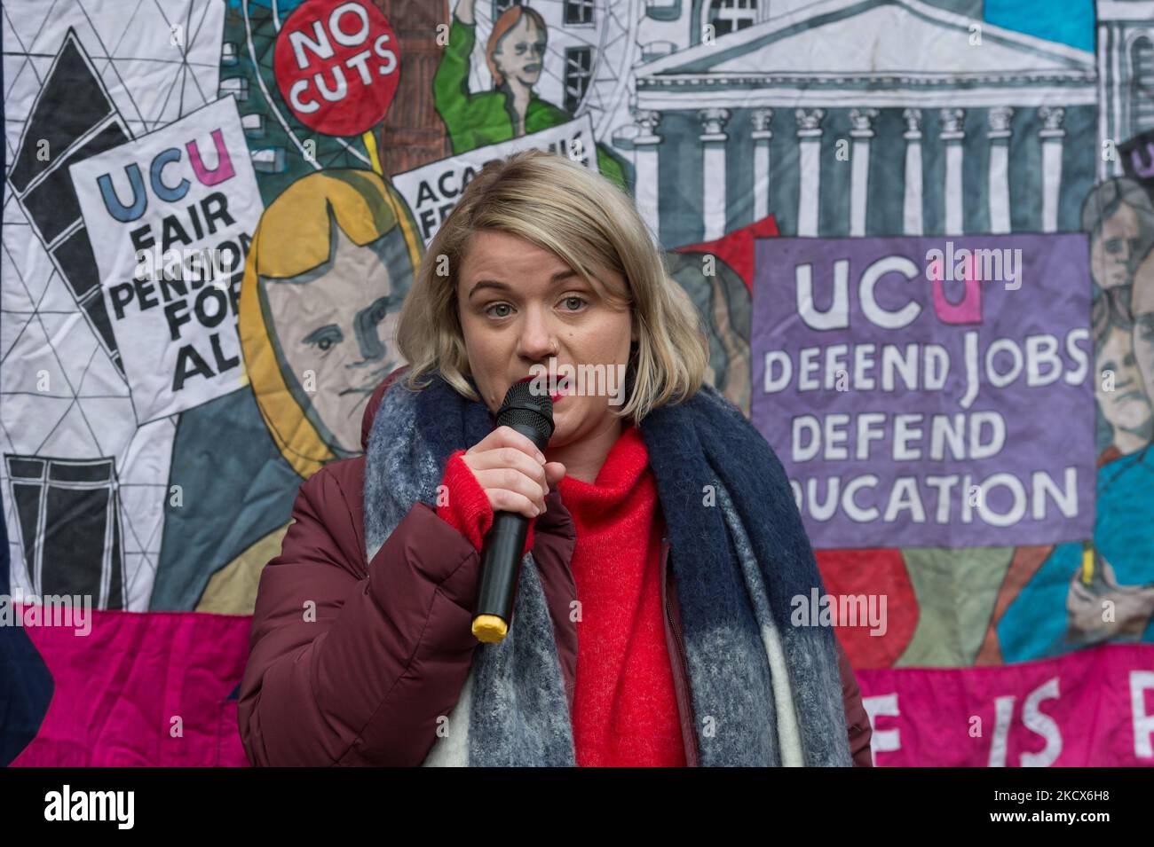 LONDON, VEREINIGTES KÖNIGREICH - 03. DEZEMBER 2021: Jo Grady, Generalsekretär der University and College Union (UCU), spricht während einer Kundgebung auf dem Tavistock Square vor dem protestmarsch in Solidarität mit Hochschulstreiks, die diese Woche am 03. Dezember 2021 in London, England, an 58 britischen Universitäten stattfinden. Hochschulpersonal ging drei Tage lang zu Arbeitskampfmaßnahmen, die von der Universität und der Hochschulunion (UCU) wegen Renten, Bezahlung und Arbeitsbedingungen einberufen wurden. (Foto von Wiktor Szymanowicz/NurPhoto) Stockfoto