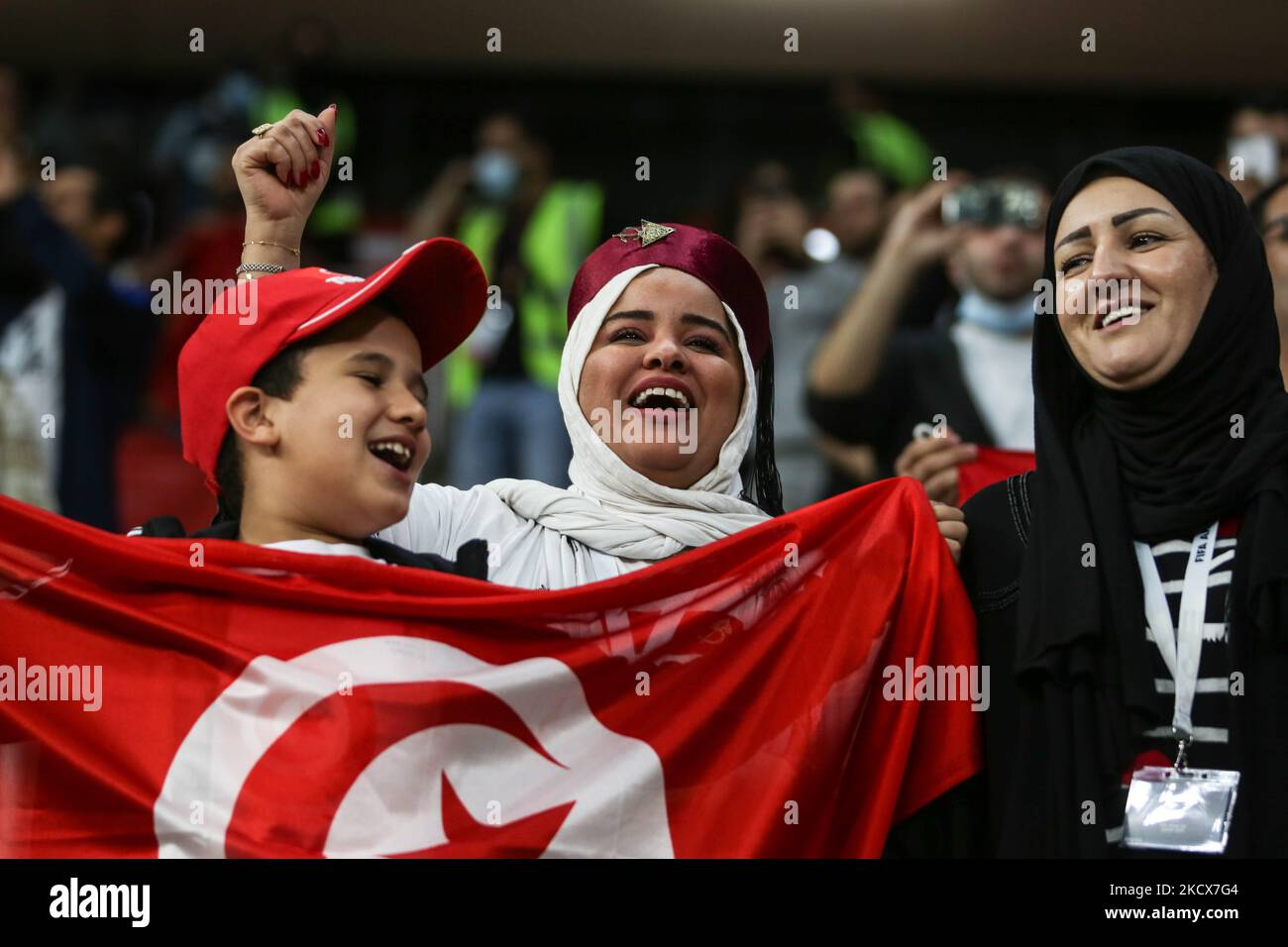 Tunesische Fans während des FIFA Arab Cup Qatar 2021 Gruppe B-Spiels zwischen Syrien und Tunesien am 03. Dezember 2021 im Al Bayt Stadium in Al Khor, Katar. (Foto von Ayman Aref/NurPhoto) Stockfoto