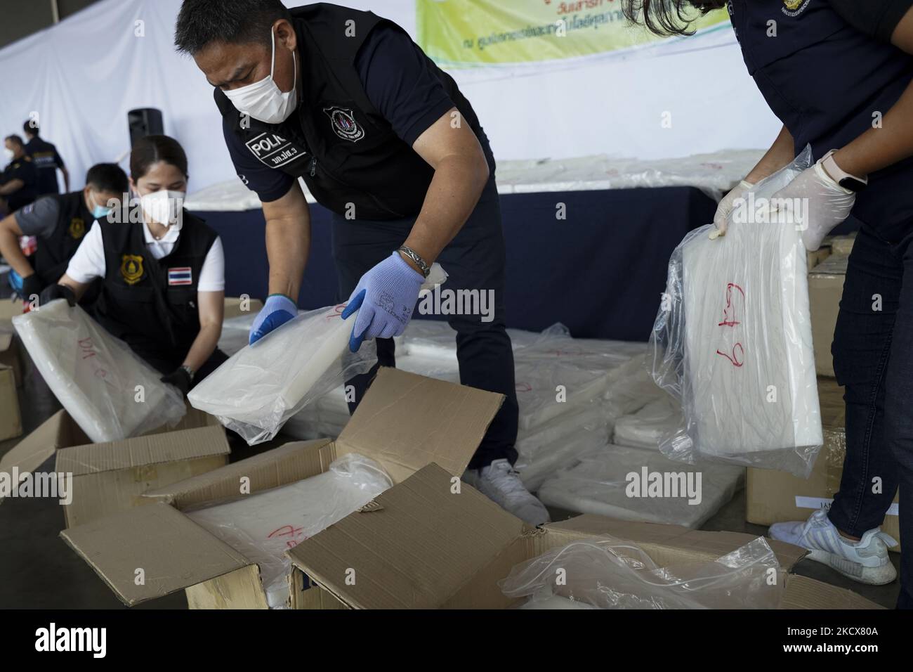 Die thailändische Zollbehörde entpackte Beweise, als sie 897 Kilogramm Methamphetamin-Kristall im Wert von 2,7 Milliarden Baht (79.733.079 Dollar) beschlagnahmte, nachdem die thailändischen Zollbehörden am 04. Dezember 2021 Pakete nach Taiwan in Bangkok, Thailand, abgefangen hatten. (Foto von Anusak Laowias/NurPhoto) Stockfoto