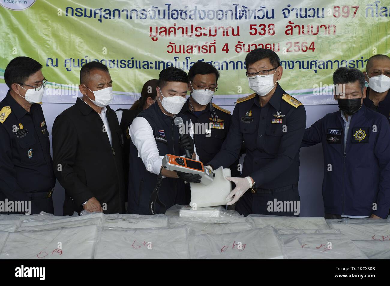 Die thailändische Zollbehörde zeigt das Ergebnis eines Maschinentests, als sie 897 Kilogramm Methamphetamin-Kristall im Wert von 2,7 Milliarden Baht (79.733.079 Dollar) beschlagnahmte, nachdem der thailändische Zoll am 04. Dezember 2021 Pakete nach Taiwan in Bangkok, Thailand, abgefangen hatte. (Foto von Anusak Laowias/NurPhoto) Stockfoto