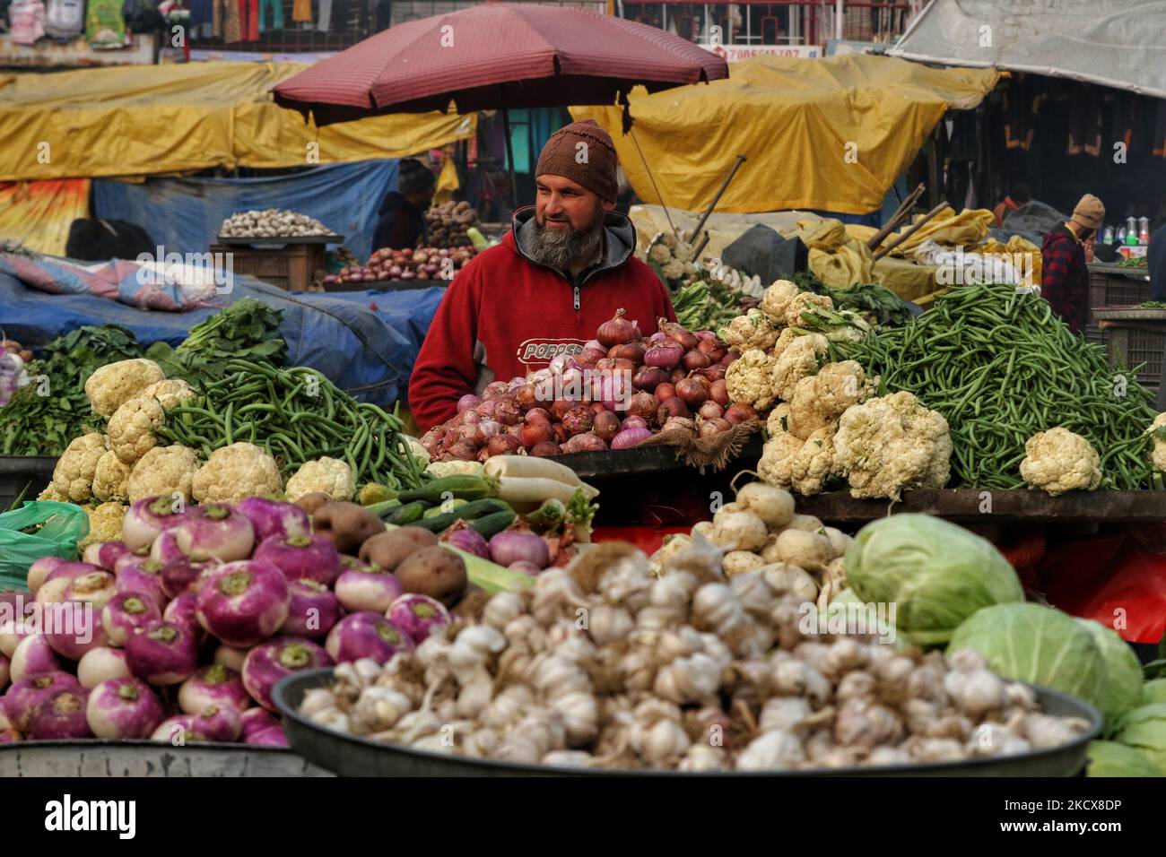 Gemüseverkäufer, die verschiedene Gemüsesorten wie Tomaten, Zwiebeln usw. verkaufen. Am General Bus Stand in Baramulla, Jammu und Kashmir, Indien, am 04. Dezember 2021. Die sprunghaft anstürzenden Preise für Gemüse haben bei den Verbrauchern Bestürzungen verursacht. (Foto von Nasir Kachroo/NurPhoto) Stockfoto