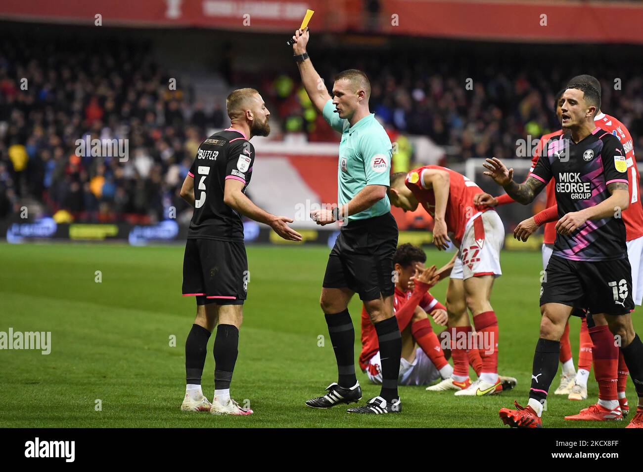 Schiedsrichter Thomas Bramall zeigt Dan Butler von Peterborough United während des Sky Bet Championship-Spiels zwischen Nottingham Forest und Peterborough am City Ground, Nottingham, am Samstag, dem 4.. Dezember 2021, eine gelbe Karte für unsportliches Verhalten. (Foto von Jon Hobley/MI News/NurPhoto) Stockfoto