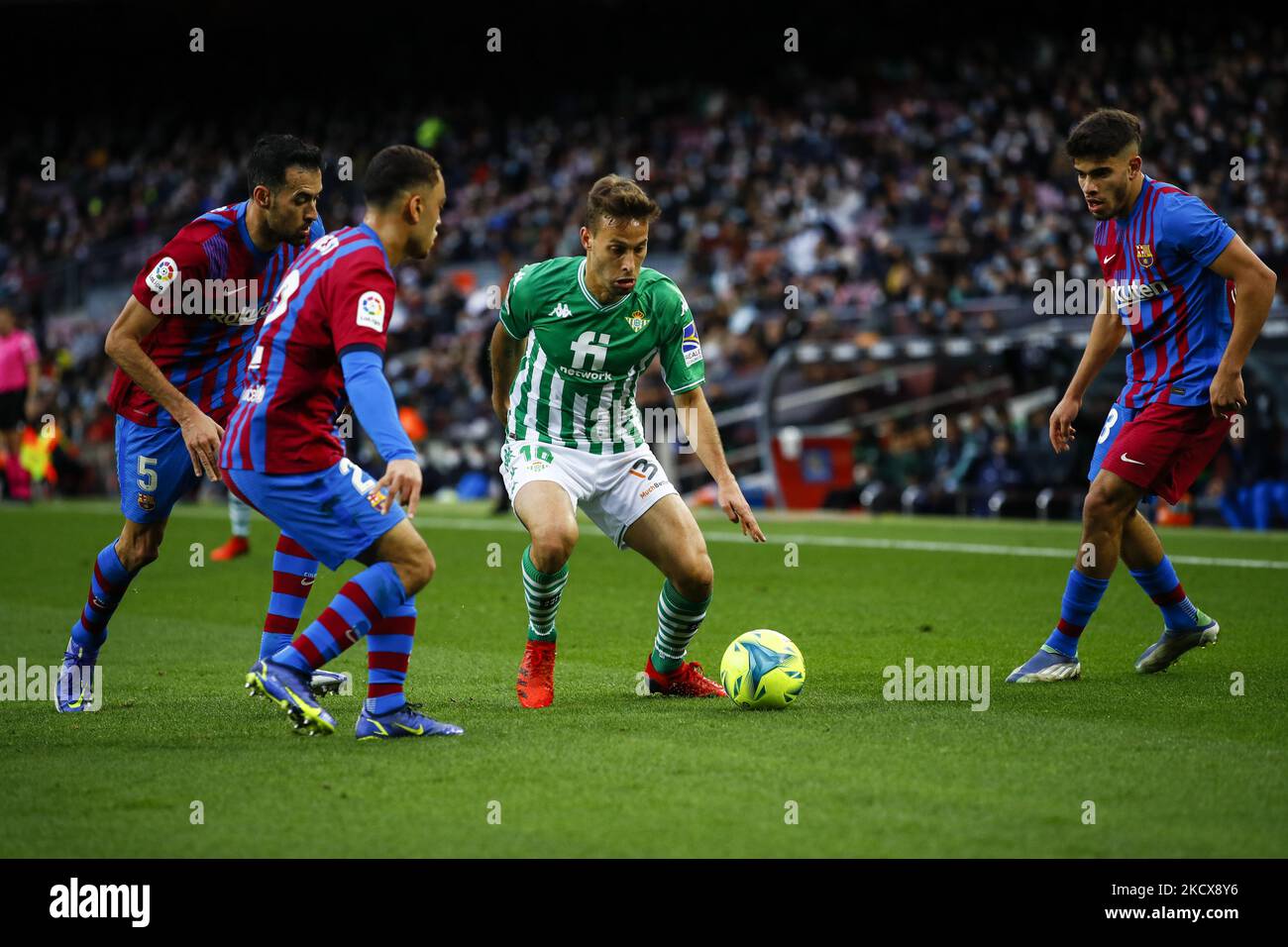 10 Sergio Canales von Real Betis Balompie verteidigt von 05 Sergio Busquets vom FC Barcelona 33 ABDe Ezzalzouli vom FC Barcelona 02 Sergino Dest vom FC Barcelona während des La Liga Santander Spiels zwischen dem FC Barcelona und Real Betis Balompie im Camp Nou Stadion am 04. Dezember 2021 in Barcelona, Spanien. (Foto von Xavier Bonilla/NurPhoto) Stockfoto