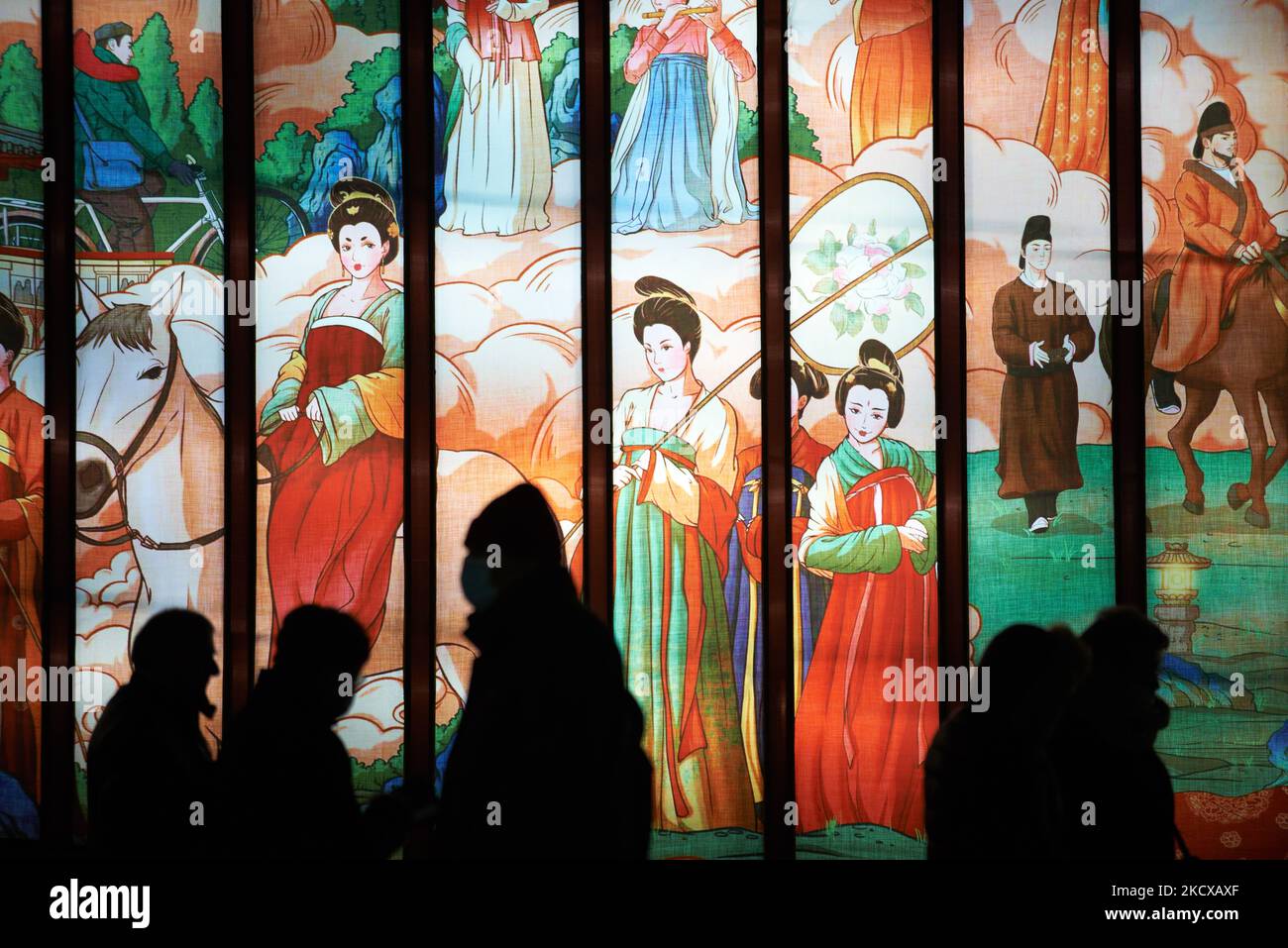 Während des Laternen-Festivals laufen die Menschen vor einer riesigen Szene aus Stahl, Keramik. Nach der Veranstaltung in Gaillac wird das Lanterns-Festival nun in der Stadt Blagnac in den Vororten von Toulouse organisiert. Im Ritouret Park auf fast 9ha stellen mehr als 2500 Laternen aus Stahl, Keramik und Kleidung von 80 Handwerkern in 45 Szenen Geschichten, Legenden und Mythen aus China dar. Diese Laternenkunst stammt aus der Stadt Zigong in der Provinz Sichuan. Diese Kunst stammt aus der Tang-Dynastie. Das Laternen-Festival in Blagnac ist die größte Laternen-Show außerhalb Chinas. Toulouse. Fr. Stockfoto