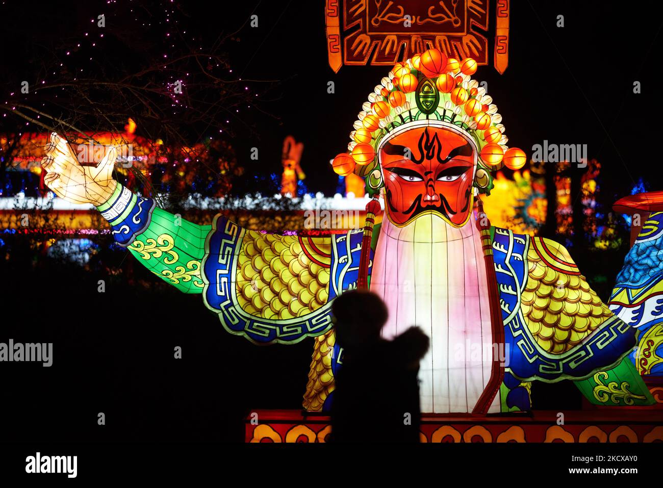 Nach der Veranstaltung in Gaillac wird das Lanterns-Festival nun in der Stadt Blagnac in den Vororten von Toulouse organisiert. Im Ritouret Park auf fast 9ha stellen mehr als 2500 Laternen aus Stahl, Keramik und Kleidung von 80 Handwerkern in 45 Szenen Geschichten, Legenden und Mythen aus China dar. Diese Laternenkunst stammt aus der Stadt Zigong in der Provinz Sichuan. Diese Kunst stammt aus der Tang-Dynastie. Das Laternen-Festival in Blagnac ist die größte Laternen-Show außerhalb Chinas. Toulouse. Frankreich. Dezember 5. 2021. (Foto von Alain Pitton/NurPhoto) Stockfoto