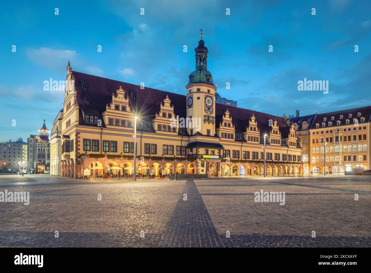 Leipzig, Deutschland. Beleuchtetes Gebäude des historischen Rathauses Stockfoto