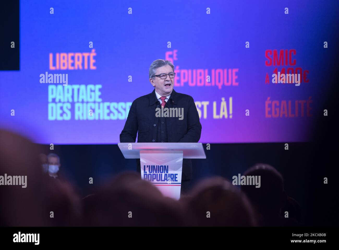 Der Präsidentschaftskandidat Jean-Luc Melenchon spricht am 5. Dezember 2021 bei einem Treffen im Verteidigungsministerium in Paris vor dem Publikum linker Aktivisten. (Foto von Andrea Savorani Neri/NurPhoto) Stockfoto