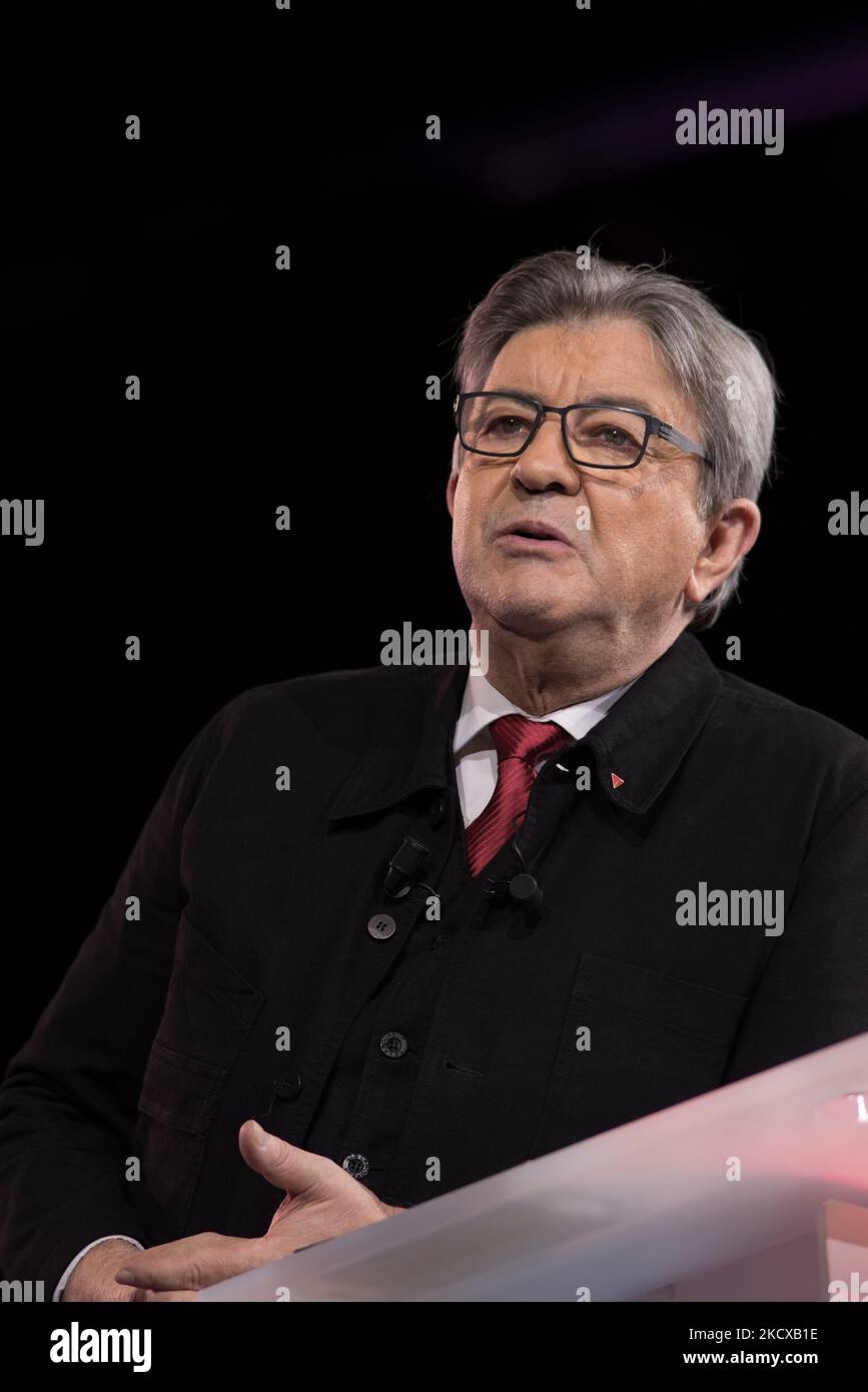 Der Präsidentschaftskandidat Jean-Luc Melenchon spricht am 5. Dezember 2021 bei einem Treffen im Verteidigungsministerium in Paris vor dem Publikum linker Aktivisten. (Foto von Andrea Savorani Neri/NurPhoto) Stockfoto