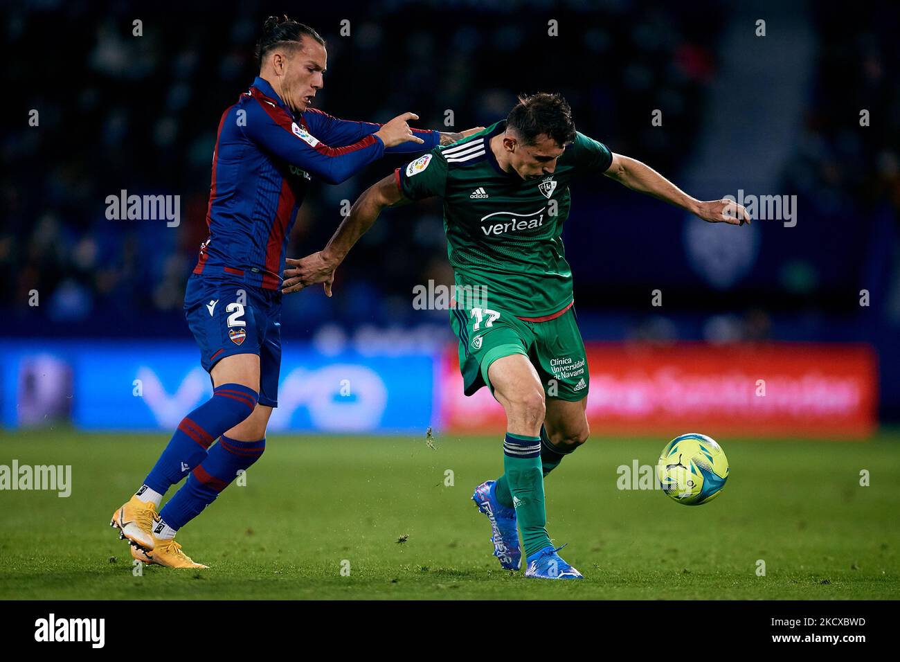 Ante Budimir (R) von CA Osasuna tritt mit Francisco Javier Hidalgo 'Son' von Levante UD beim Spiel der Liga Santander zwischen Levante UD und CA Osasuna am 05. Dezember 2021 im Stadion Ciutat de Valencia in Valencia, Spanien, um den Ball an (Foto von David Aliaga/NurPhoto) Stockfoto