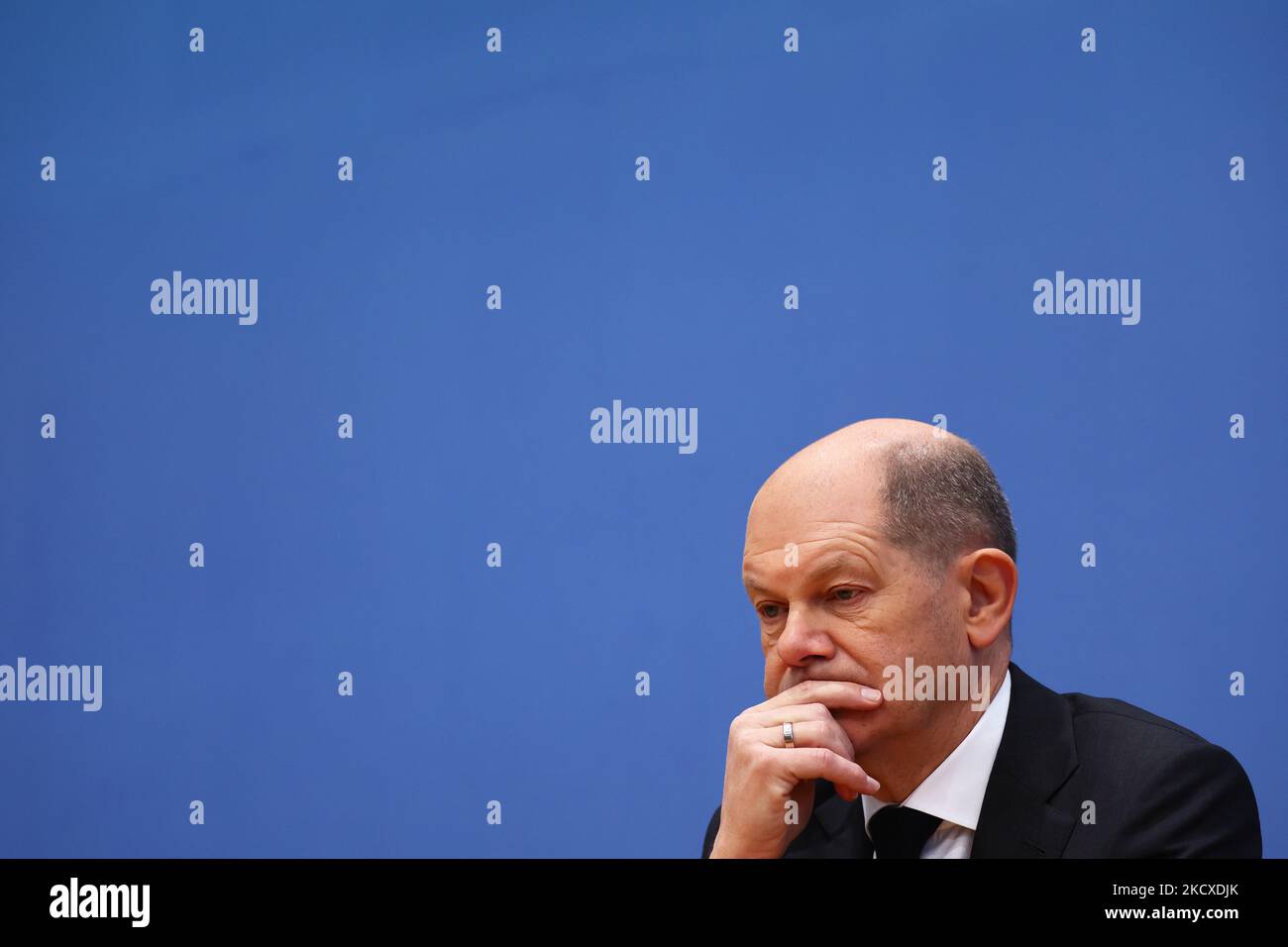 Der designierte Bundeskanzler Olaf Scholz, der amtierende Vizekanzler und Minister für Wirtschaft und Umweltschutz sowie der designierte Finanzminister Christian Lindner nehmen an einer Pressekonferenz auf der Bundespressekonferenz Teil, nachdem am 7. Dezember 2021 in Berlin der Koalitionsvertrag der künftigen Bundesregierung unterzeichnet wurde. (Foto von Emmanuele Contini/NurPhoto) Stockfoto