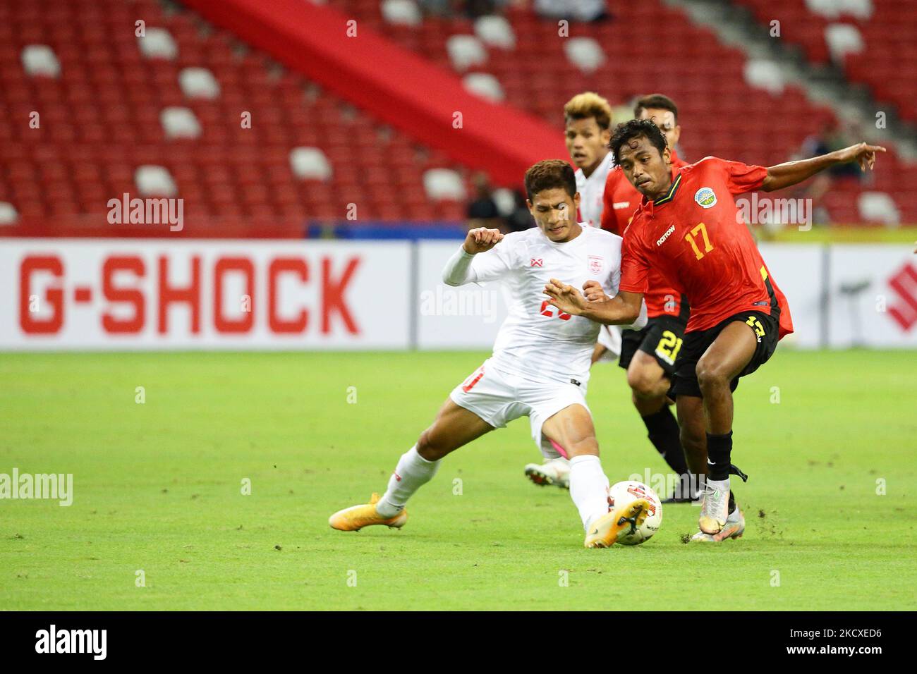 Suan Lam Mang aus Myanmar (L) und Elias Joao Da Costa Ximenes Mesquita aus Timor-Leste kämpfen während des AFF Suzuki Cup 2020 Group A-Spiels zwischen Myanmar und Timor-Leste am 8. Dezember 2021 in Singapur um den Ball. (Foto von Suhaimi Abdullah/NurPhoto) Stockfoto