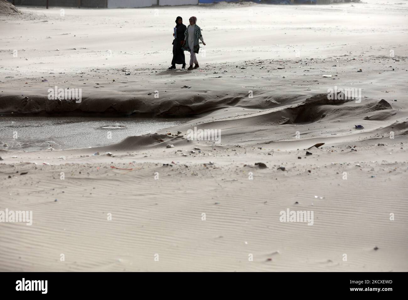 Während eines Staubsturms in Gaza-Stadt am 8. Dezember 2021 laufen Palästinenser am Ufer des Mittelmeers. (Foto von Majdi Fathi/NurPhoto) Stockfoto