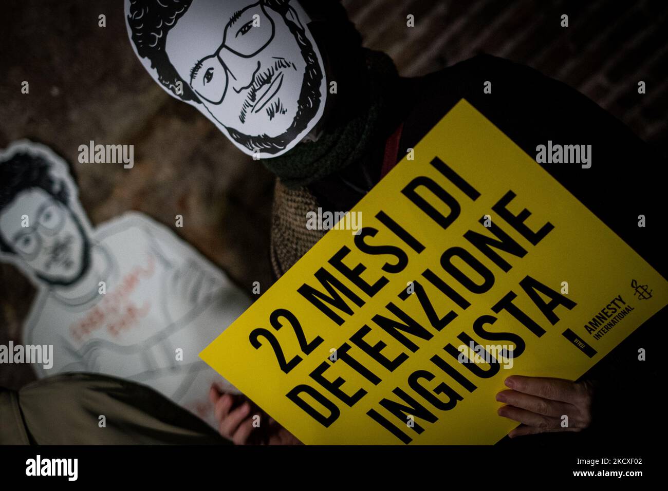 Menschen nehmen an einer Demonstration zur Freilassung von Patrick Zaki in Rom, Italien, am 07. Dezember 2021 Teil. Ein ägyptisches Gericht ordnete die Freilassung von Patrick Zaki aus dem Gefängnis an, bis sein Prozess am 01. Februar 2022 anhängig war. Zaki, ein ägyptischer Student der IT-Abteilung und Forscher an der Universität Bologna, wurde bei seiner Ankunft im Februar auf den internationalen Flughafen von Kairo verhaftet, als er von Italien nach Ägypten zurückkehrte, um dort eine Familie zu besuchen. (Foto von Andrea Ronchini/NurPhoto) Stockfoto