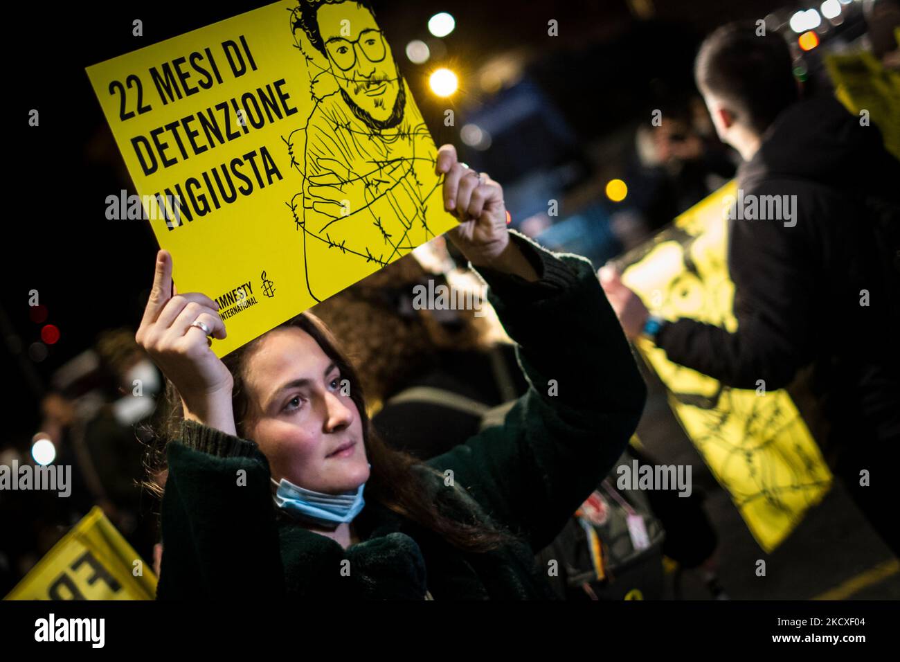 Menschen nehmen an einer Demonstration zur Freilassung von Patrick Zaki in Rom, Italien, am 07. Dezember 2021 Teil. Ein ägyptisches Gericht ordnete die Freilassung von Patrick Zaki aus dem Gefängnis an, bis sein Prozess am 01. Februar 2022 anhängig war. Zaki, ein ägyptischer Student der IT-Abteilung und Forscher an der Universität Bologna, wurde bei seiner Ankunft im Februar auf den internationalen Flughafen von Kairo verhaftet, als er von Italien nach Ägypten zurückkehrte, um dort eine Familie zu besuchen. (Foto von Andrea Ronchini/NurPhoto) Stockfoto