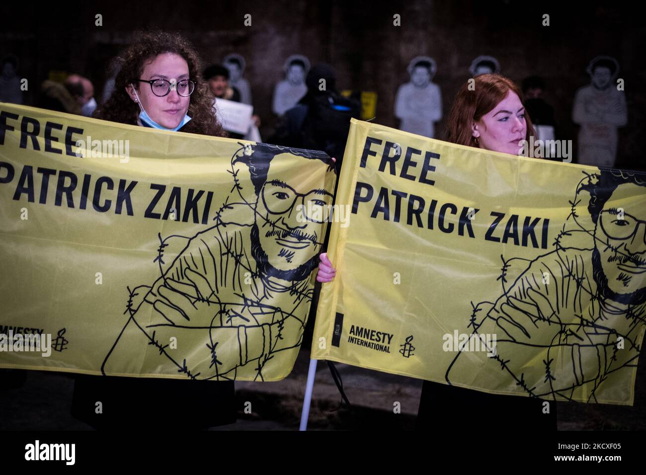 Menschen nehmen an einer Demonstration zur Freilassung von Patrick Zaki in Rom, Italien, am 07. Dezember 2021 Teil. Ein ägyptisches Gericht ordnete die Freilassung von Patrick Zaki aus dem Gefängnis an, bis sein Prozess am 01. Februar 2022 anhängig war. Zaki, ein ägyptischer Student der IT-Abteilung und Forscher an der Universität Bologna, wurde bei seiner Ankunft im Februar auf den internationalen Flughafen von Kairo verhaftet, als er von Italien nach Ägypten zurückkehrte, um dort eine Familie zu besuchen. (Foto von Andrea Ronchini/NurPhoto) Stockfoto