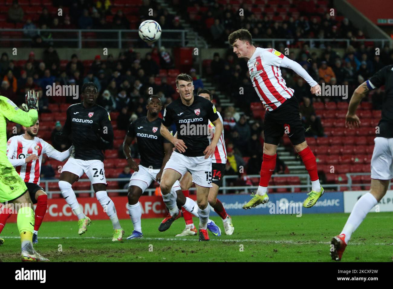 Nathan Broadhead von Sunderland erzielt am Dienstag, den 7.. Dezember 2021, im Sky Bet League 1-Spiel zwischen Sunderland und Morecambe im Stadium of Light in Sunderland ein Tor. (Foto von will Matthews/MI News/NurPhoto) Stockfoto