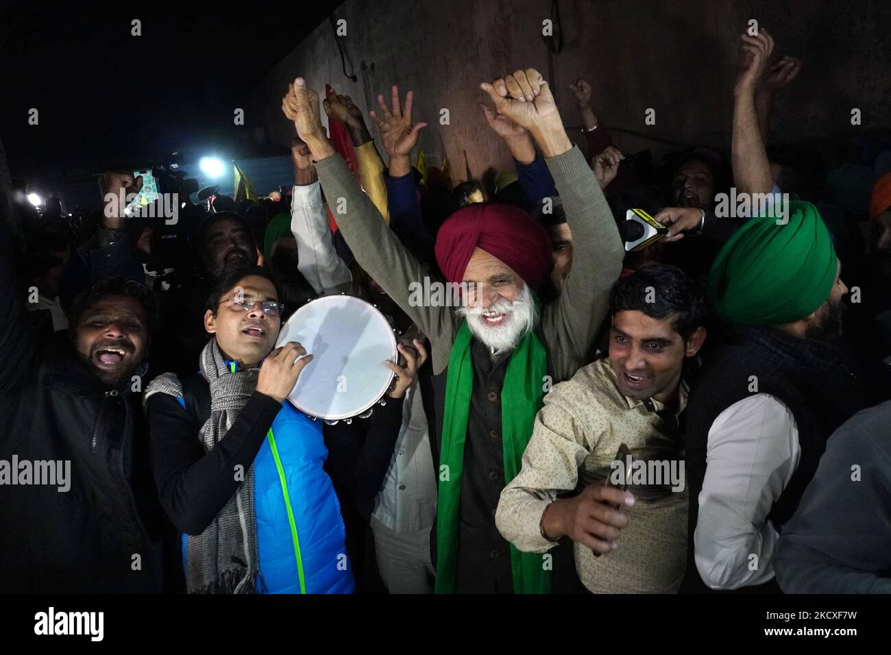 Die Bauern feiern auf einem Protestgelände, nachdem der Gewerkschaftsrat am 8. Dezember 2021 beschlossen hatte, eine Reihe von Fragen zu akzeptieren, darunter die Versicherung des Mindeststützungspreises (MSP) an der Grenze zu Singhu (Delhi-Haryana) am Stadtrand von Neu-Delhi, Indien. (Foto von Mayank Makhija/NurPhoto) Stockfoto
