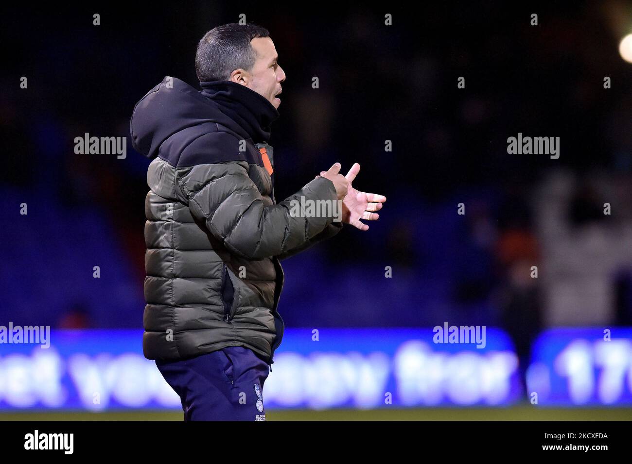 Selim Benachour (Interim Head Coach) von Oldham Athletic während des Spiels der Sky Bet League 2 zwischen Oldham Athletic und Tranmere Rovers am Dienstag, den 7.. Dezember 2021 im Boundary Park, Oldham. (Foto von Eddie Garvey/MI News/NurPhoto) Stockfoto