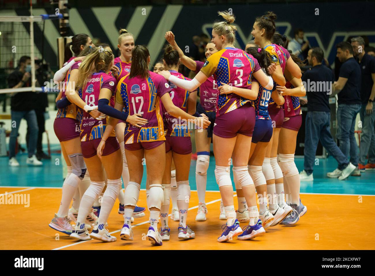 Glück der Spieler Vero Volley Monza nach einem Matchpunkt beim CEV Champions League Frauen-Volleyballspiel Vero Volley Monza gegen Asptt Mulhouse am 08. Dezember 2021 in der Arena di Monza in Monza, Italien (Foto: Valerio Origo/LiveMedia/NurPhoto) Stockfoto