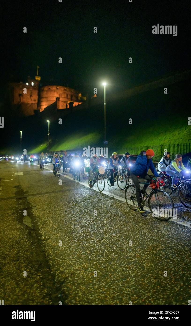 Edinburgh, Schottland. Freitag, 4. November 2022. Teilnehmer an der Our Streets Our Nights Cycle Ride, die ihre Fahrräder dekorierten und durch die Straßen der schottischen Hauptstadt fuhren. Dies war die dritte von InfraScreers organisierte Massenteilnahme-Radtour, die die Notwendigkeit einer sicheren nächtlichen Fahrradinfrastruktur für Frauen und Mädchen in Edinburgh hervorheben wollte. Stockfoto