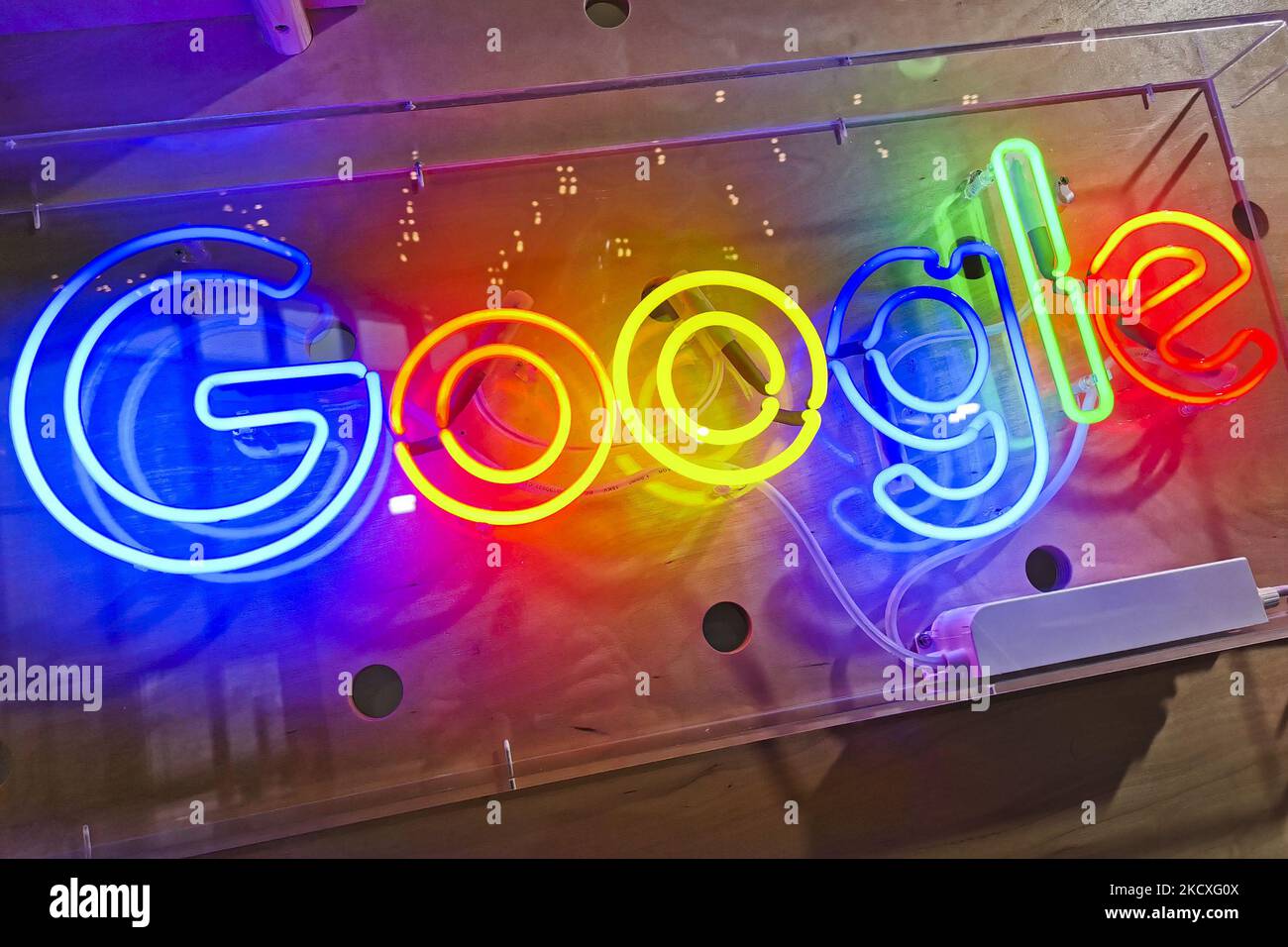Google logo neon -Fotos und -Bildmaterial in hoher Auflösung – Alamy