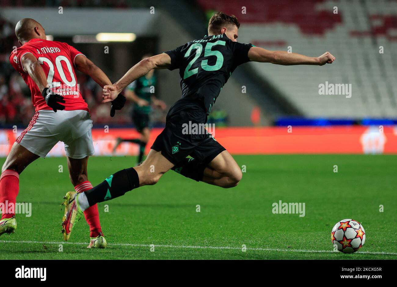 Illia Zabarnyi vom FC Dynamo Kiew beim UEFA Champions League-Spiel der Gruppe E zwischen SL Benfica und Dinamo Kiev am 08. Dezember 2021 im Estadio da Luz in Lissabon, Portugal. (Foto von Paulo Nascimento/NurPhoto) Stockfoto