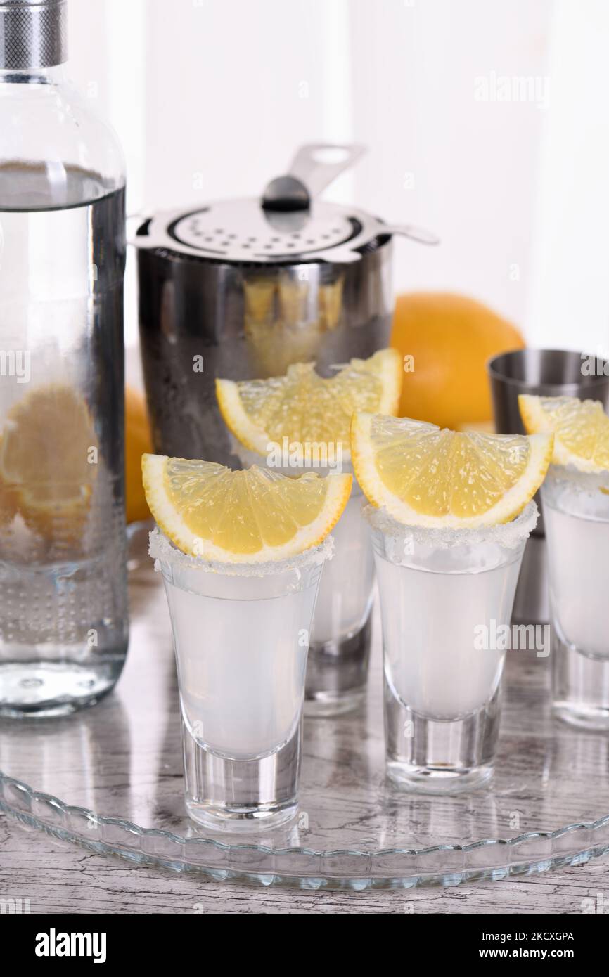Frisch gepresster Zitronensaft kombiniert mit Wodka bietet eine raffinierte Note des Getränks. In Schüssen mit Salz servieren. Stockfoto