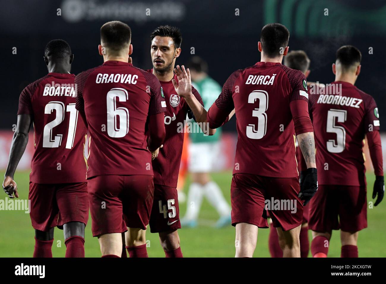 Spieler von CFR Cluj feiern das zweite Tor des Spiels CFR Cluj gegen FK Jablonec, UEFA Europa Conference League, Dr. Constantin Radulescu Stadium, Cluj-Napoca, Rumänien, 09. Dezember 2021 (Foto: Flaviu Buboi/NurPhoto) Stockfoto