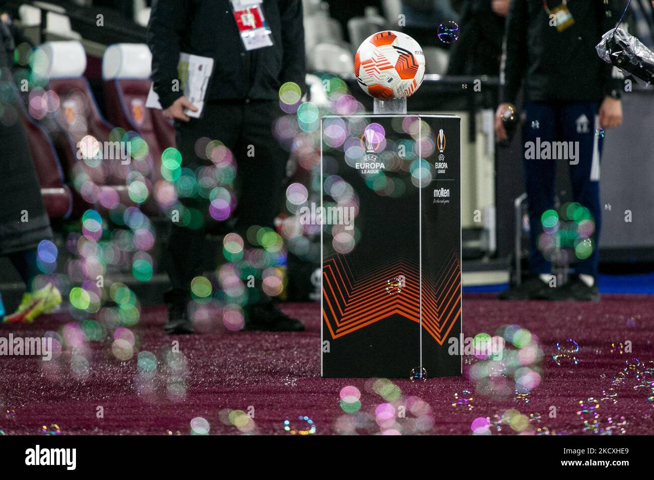 Ball des Spiels, das während des UEFA Europa League-Spiels zwischen West Ham United und Dinamo Zagreb am Donnerstag, dem 9.. Dezember 2021, im London Stadium, Stratford, abgebildet wurde. (Foto von Federico Maranesi/MI News/NurPhoto) Stockfoto