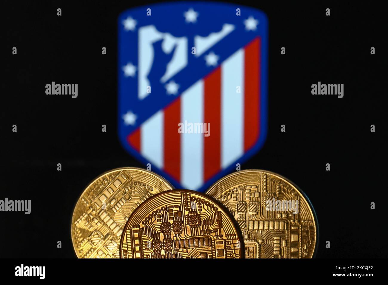 Die Darstellung der Kryptowährung ist mit dem Logo des Fußballvereins Atletico Madrid im Hintergrund zu sehen, das auf diesem Bild zu sehen ist, das am 10. Dezember 2021 in Krakau, Polen, aufgenommen wurde. (Foto von Jakub Porzycki/NurPhoto) Stockfoto