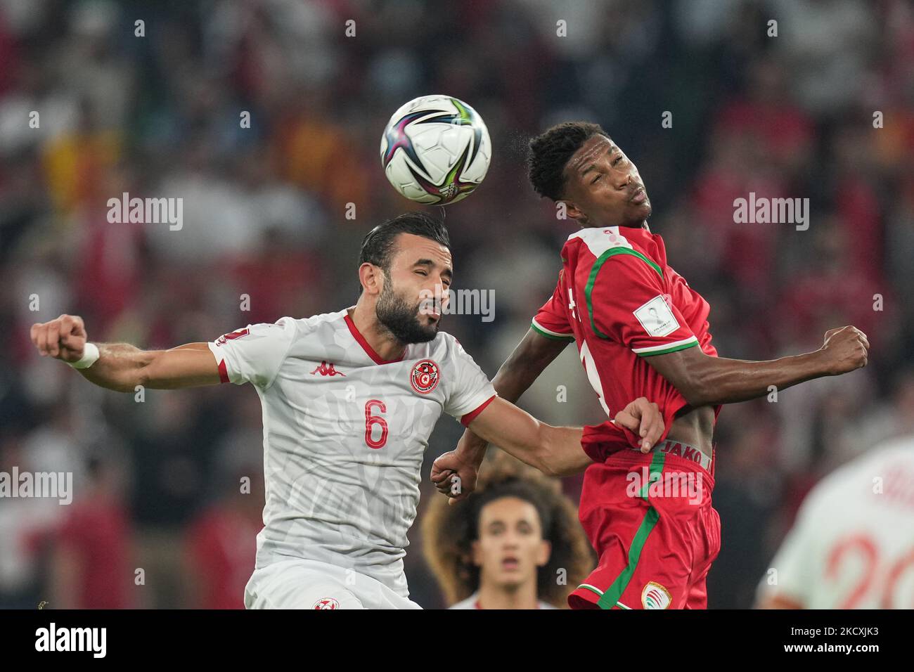 (6) CHAALLI Ghaylen aus Tunesien kämpft während des FIFA Arab Cup Qatar 2021 Quarter-Final-Spiels zwischen Tunesien und Oman am 10. Dezember 2021 im Education City Stadium in Doha, Katar, um den Besitz mit (4) AL ALAWI Arshad aus Oman. (Foto von Ayman Aref/NurPhoto) Stockfoto