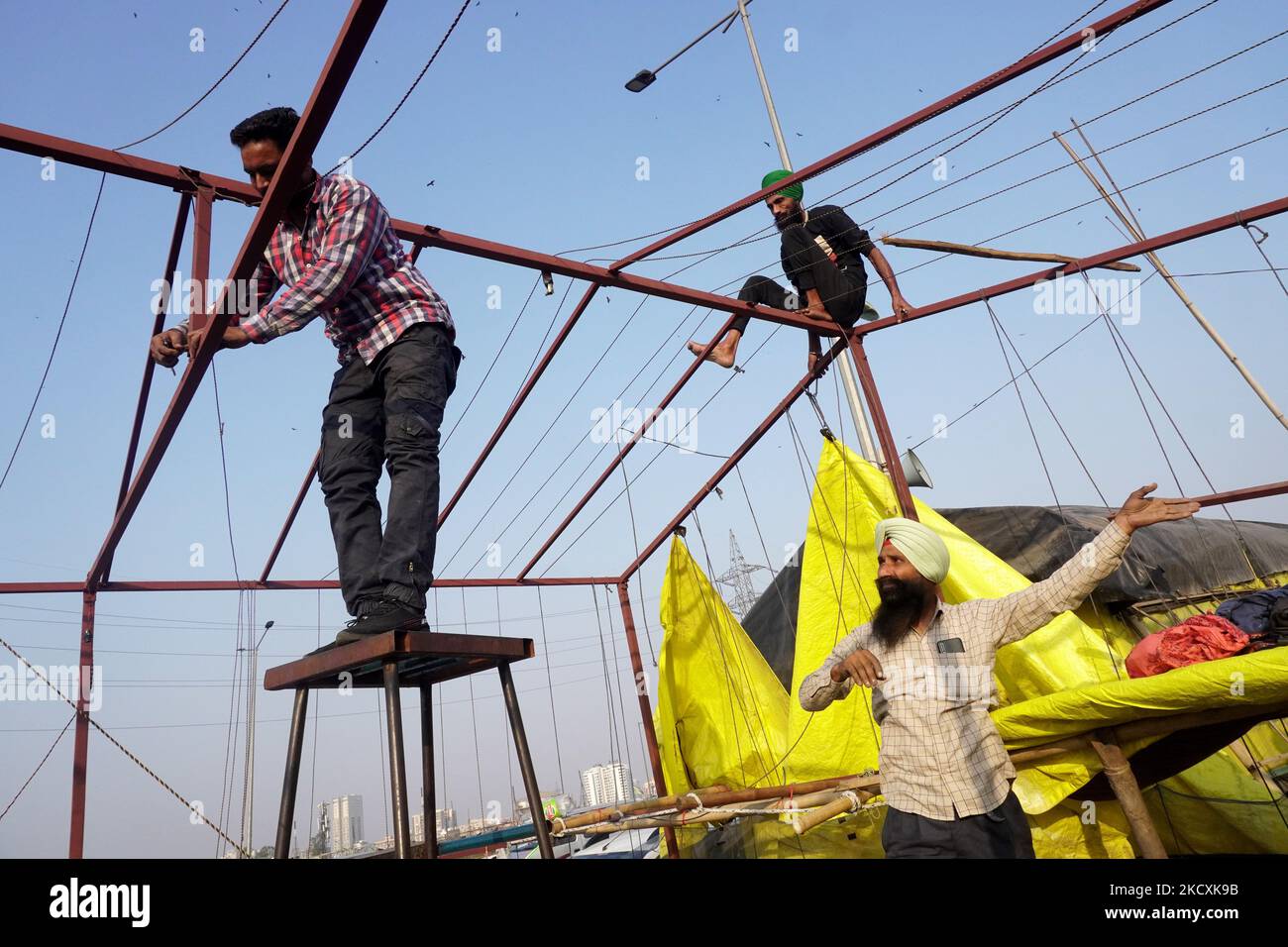 Die Bauern bereiten sich auf die Räumung eines Protestgeldes vor, nachdem die Regierung am 11. Dezember 2021 in Ghazipur, am Stadtrand von Neu-Delhi, Indien, zugestimmt hatte, eine Reihe von Fragen zu akzeptieren, darunter die Versicherung eines Mindeststützungspreises (MSP). (Foto von Mayank Makhija/NurPhoto) Stockfoto