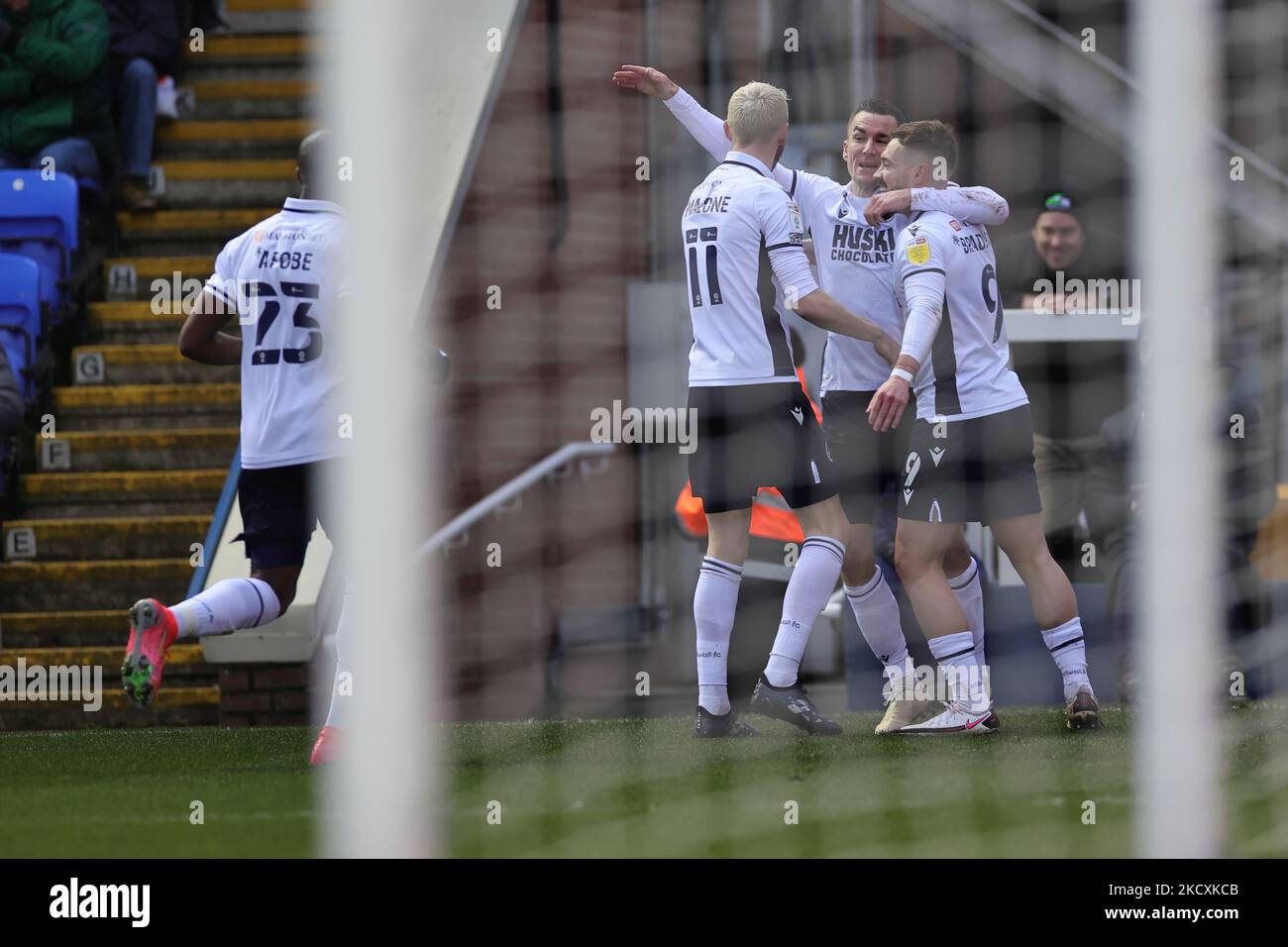 Tom Bradshaw von Millwall feiert mit seinen Teamkollegen, nachdem er am Samstag, den 11.. Dezember 2021, beim Sky Bet Championship-Spiel zwischen Peterborough United und Millwall in der London Road, Peterborough, das erste Tor seiner Mannschaft erzielt hatte, um 1-0 Punkte zu erreichen. (Foto von James Holyoak/MI News/NurPhoto) Stockfoto