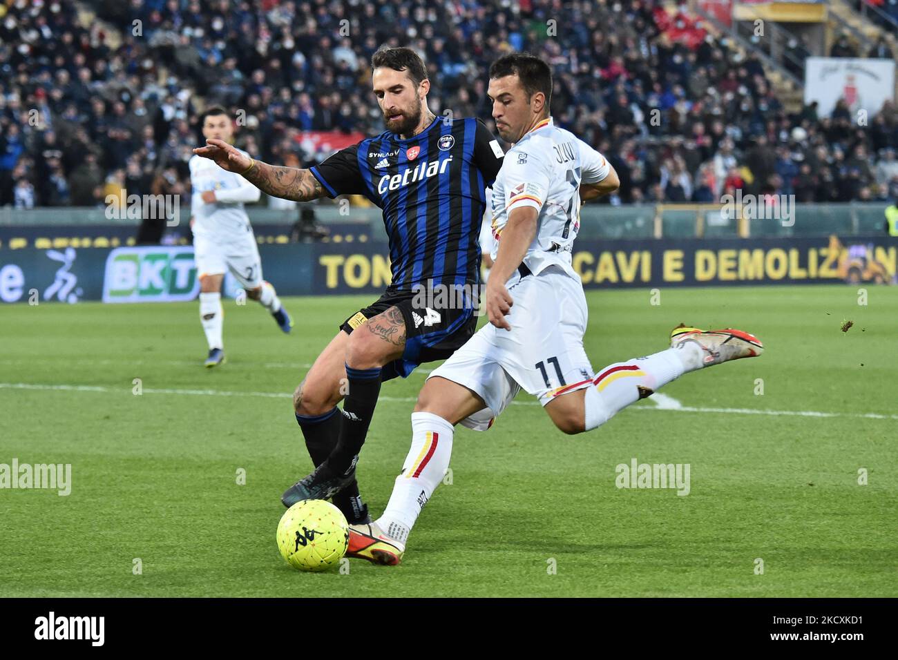 Marco Olivieri (Lecce) behindert von Antonio Caracciolo (Pisa) während des italienischen Fußballspiel Serie B AC Pisa vs US Lecce am 11. Dezember 2021 in der Arena Garibaldi in Pisa, Italien (Foto von Gabriele Masotti/LiveMedia/NurPhoto) Stockfoto