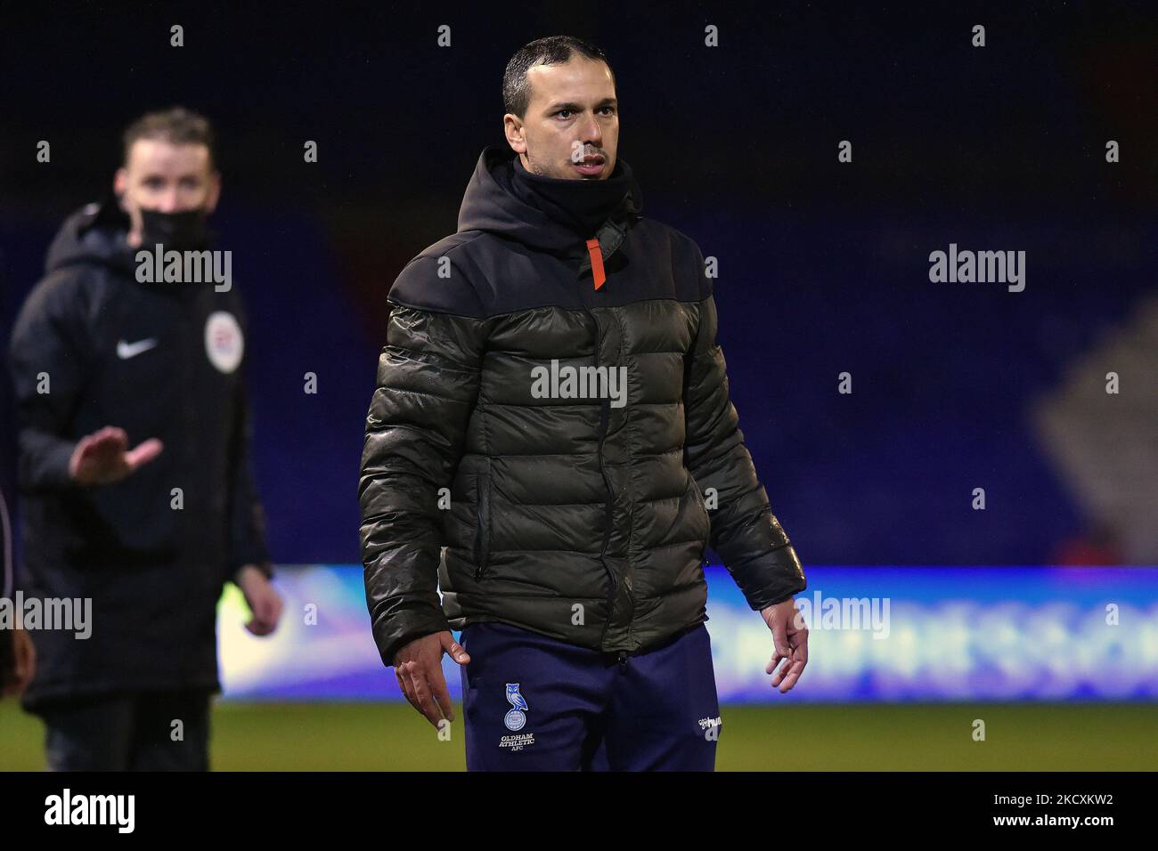 Selim Benachour (Interim Head Coach) von Oldham Athletic während des Spiels der Sky Bet League 2 zwischen Oldham Athletic und Forest Green Rovers im Boundary Park, Oldham, am Samstag, den 11.. Dezember 2021. (Foto von Eddie Garvey/MI News/NurPhoto) Stockfoto