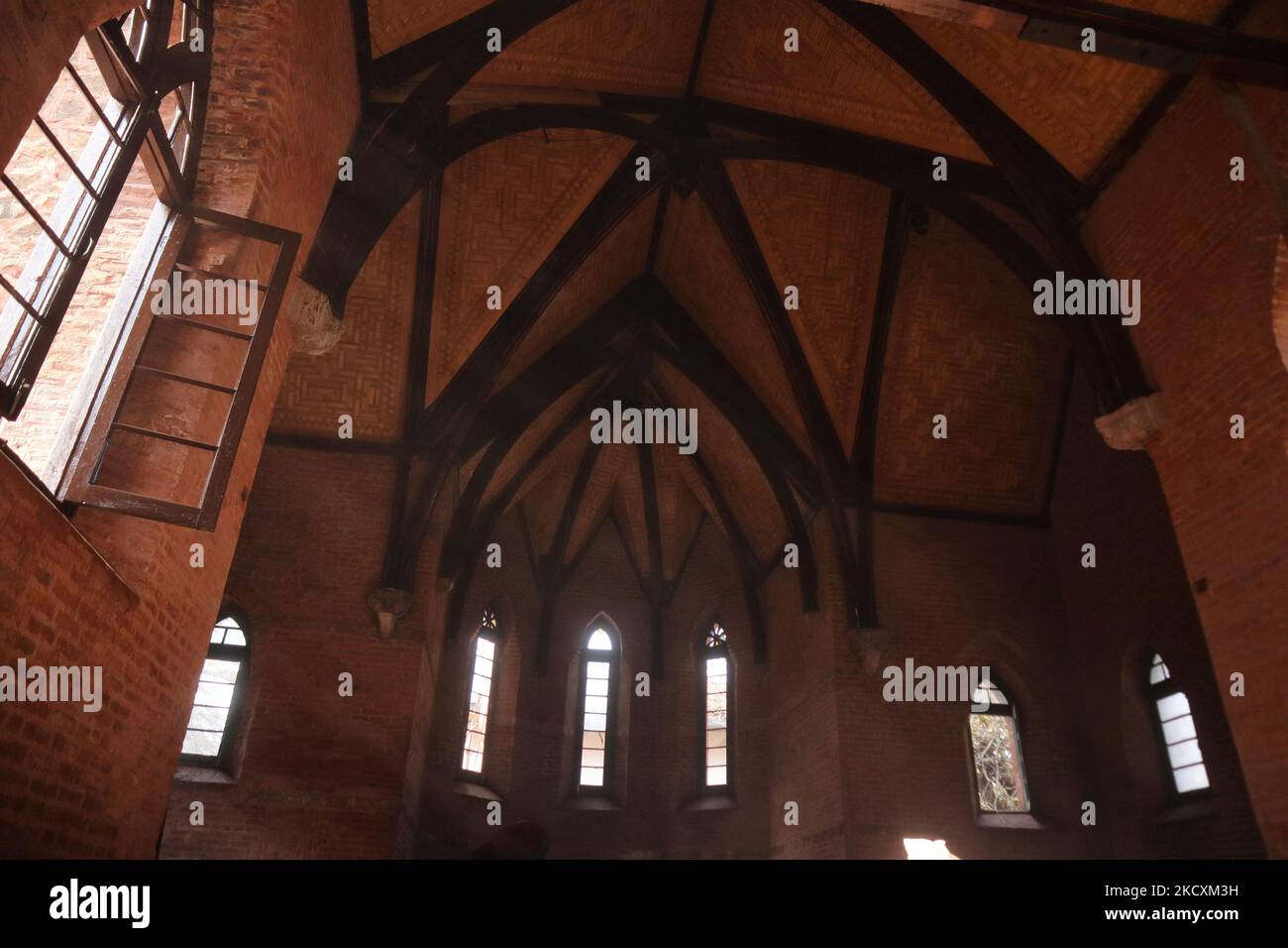 Eine Innenansicht der St. Lukes Kirche, die nach 30 Jahren ihrer Schließung in Srinagar, dem indischen Kaschmir, am 11. Dezember 2021 renoviert wird. Eine 125 Jahre alte Kirche in Srinagar, die am 12. September 1896 vom Bischof von Lahore eingeweiht wurde und nach der wachsenden Gewalt im Jahr 1990s verwüstert blieb, wird nun renoviert, um den Gläubigen während der kommenden Weihnachten - einem Hauptfest der Christen - geöffnet zu werden. (Foto von Muzamil Mattoo/NurPhoto) Stockfoto