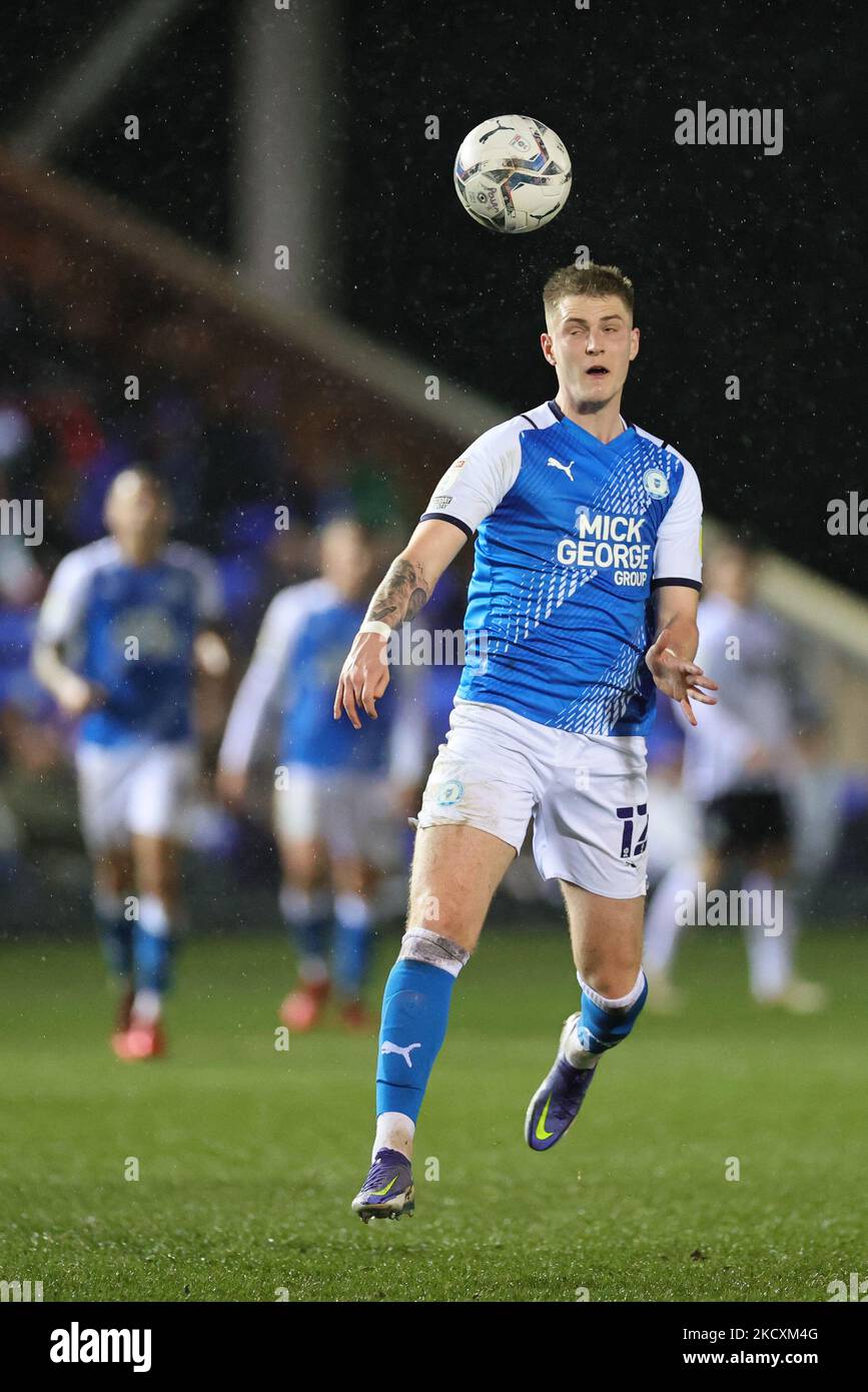 Josh Knight von Peterborough United in Aktion während des Sky Bet Championship-Spiels zwischen Peterborough United und Millwall in der London Road, Peterborough, am Samstag, 11.. Dezember 2021. (Foto von James Holyoak/MI News/NurPhoto) Stockfoto