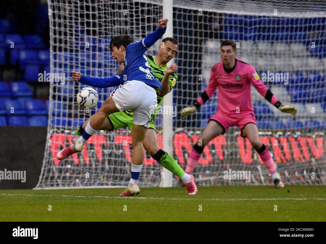 Benny Couto von Oldham Athletic während des Spiels der Sky Bet League 2 zwischen Oldham Athletic und Forest Green Rovers im Boundary Park, Oldham, am Samstag, den 11.. Dezember 2021. (Foto von Eddie Garvey/MI News/NurPhoto) Stockfoto