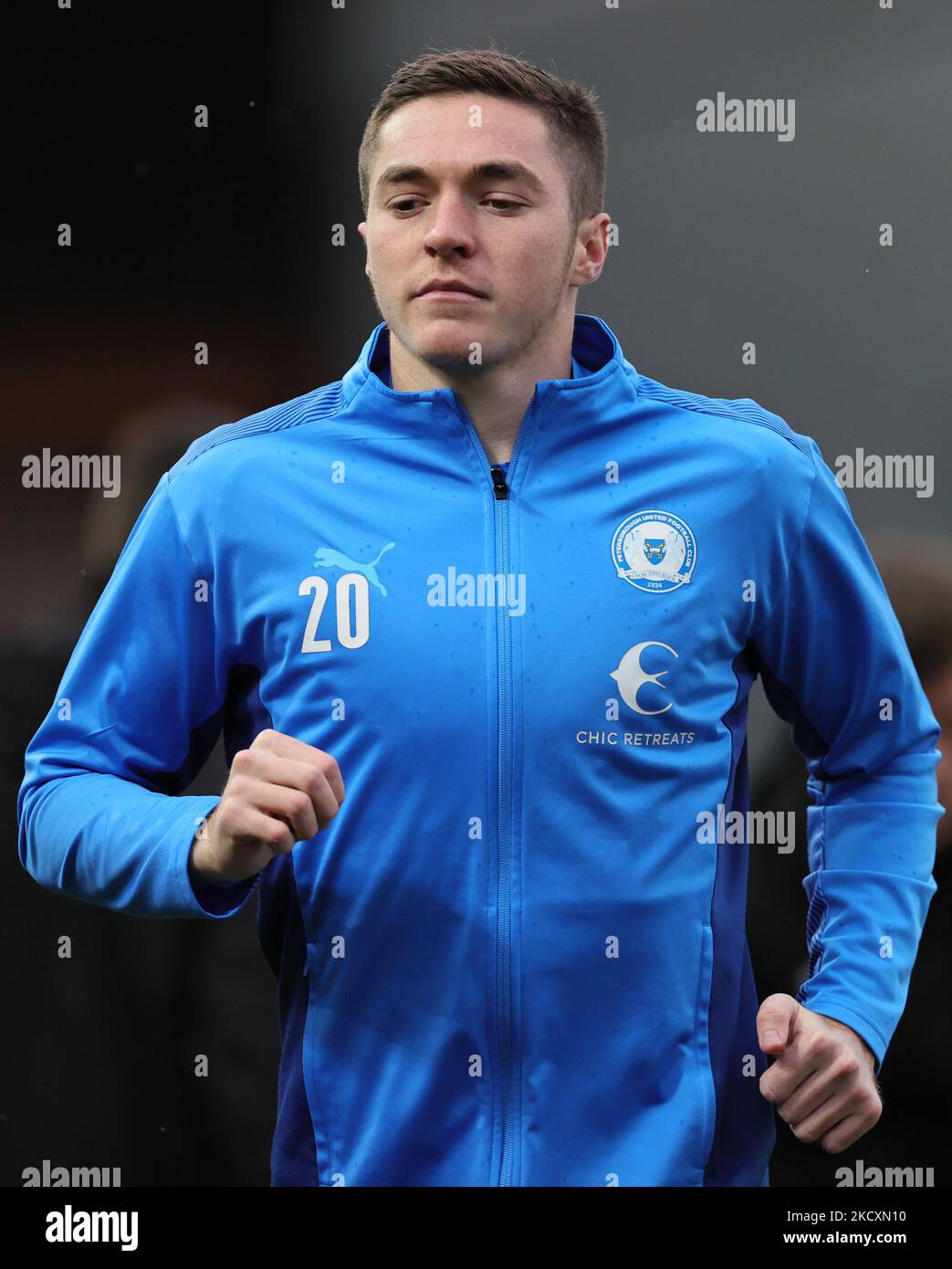 Conor Coventry von Peterborough United erwärmt sich vor dem Sky Bet Championship-Spiel zwischen Peterborough United und Millwall in der London Road, Peterborough, am Samstag, dem 11.. Dezember 2021. (Foto von James Holyoak/MI News/NurPhoto) Stockfoto