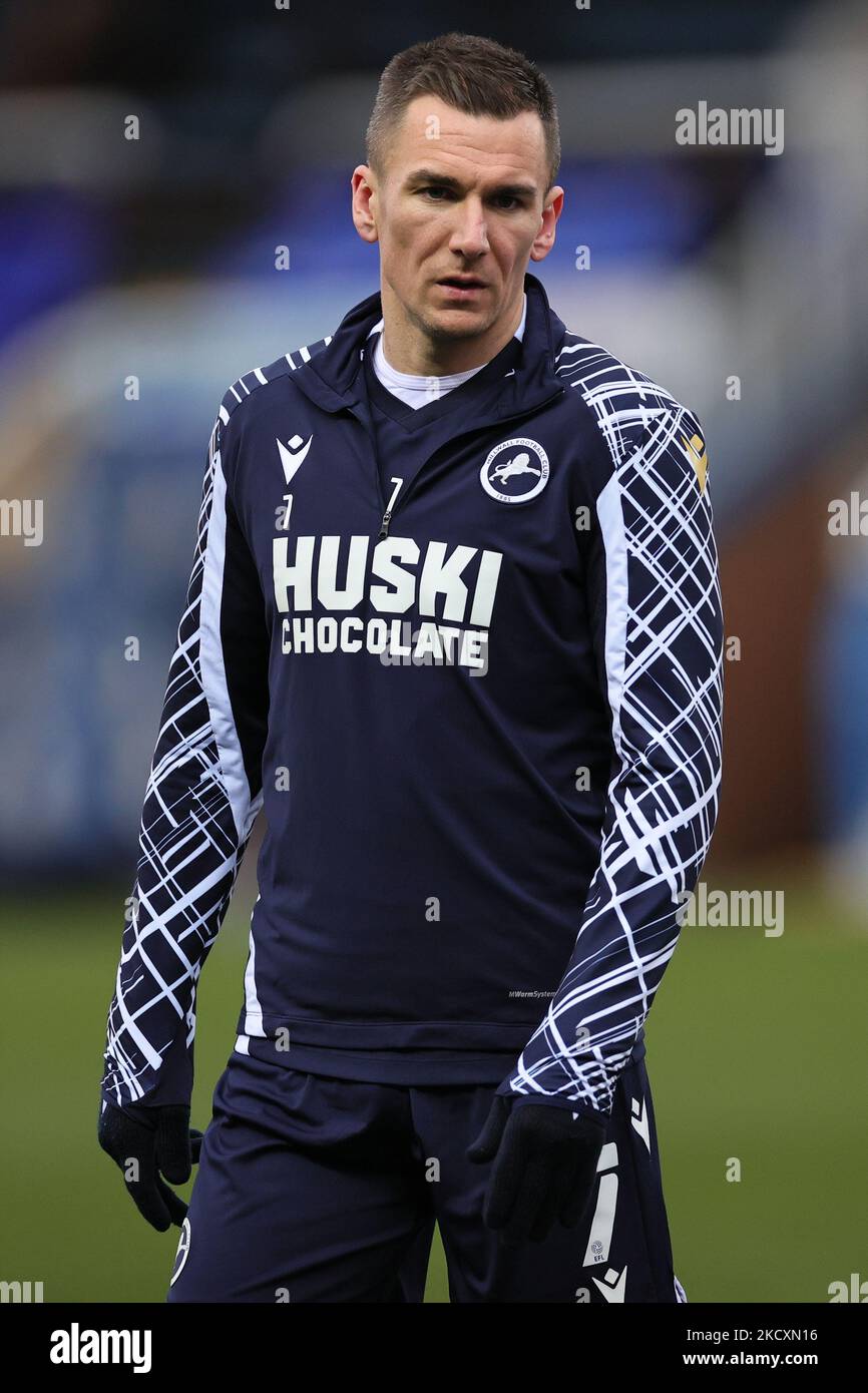 Jed Wallace von Millwall erwärmt sich vor dem Sky Bet Championship-Spiel zwischen Peterborough United und Millwall in der London Road, Peterborough, am Samstag, dem 11.. Dezember 2021. (Foto von James Holyoak/MI News/NurPhoto) Stockfoto