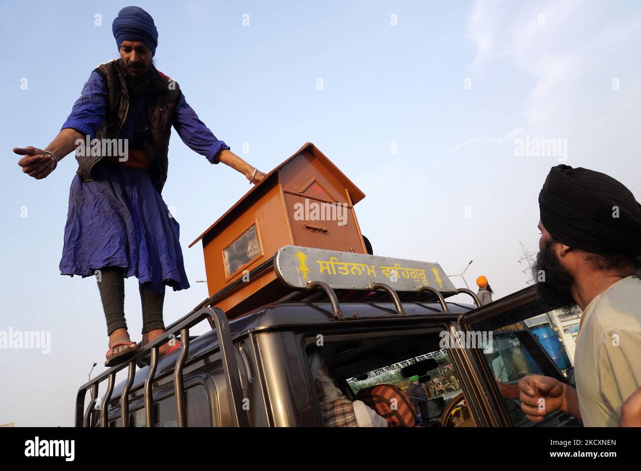 Die Bauern laden ihre Habseligkeiten, während sie sich darauf vorbereiten, einen Protestplatz zu räumen, nachdem die Regierung am 12. Dezember 2021 zugestimmt hatte, eine Reihe von Fragen, darunter die Versicherung des Mindeststützungspreises (MSP), an der Grenze zu Ghazipur am Stadtrand von Neu-Delhi, Indien, zu akzeptieren. (Foto von Mayank Makhija/NurPhoto) Stockfoto