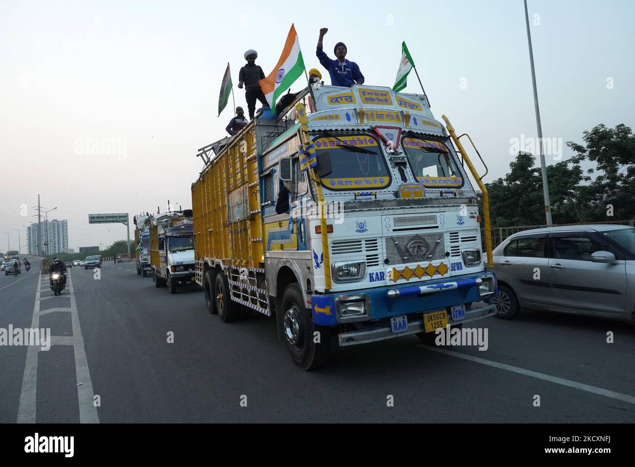 Die Bauern fahren mit ihren Habseligkeiten auf Lastwagen, während sie einen Protestplatz räumen, nachdem die Regierung am 12. Dezember 2021 zugestimmt hatte, eine Reihe von Fragen, darunter die Versicherung des Mindeststützungspreises (MSP), an der Grenze zu Ghazipur am Stadtrand von Neu-Delhi, Indien, zu akzeptieren. (Foto von Mayank Makhija/NurPhoto) Stockfoto