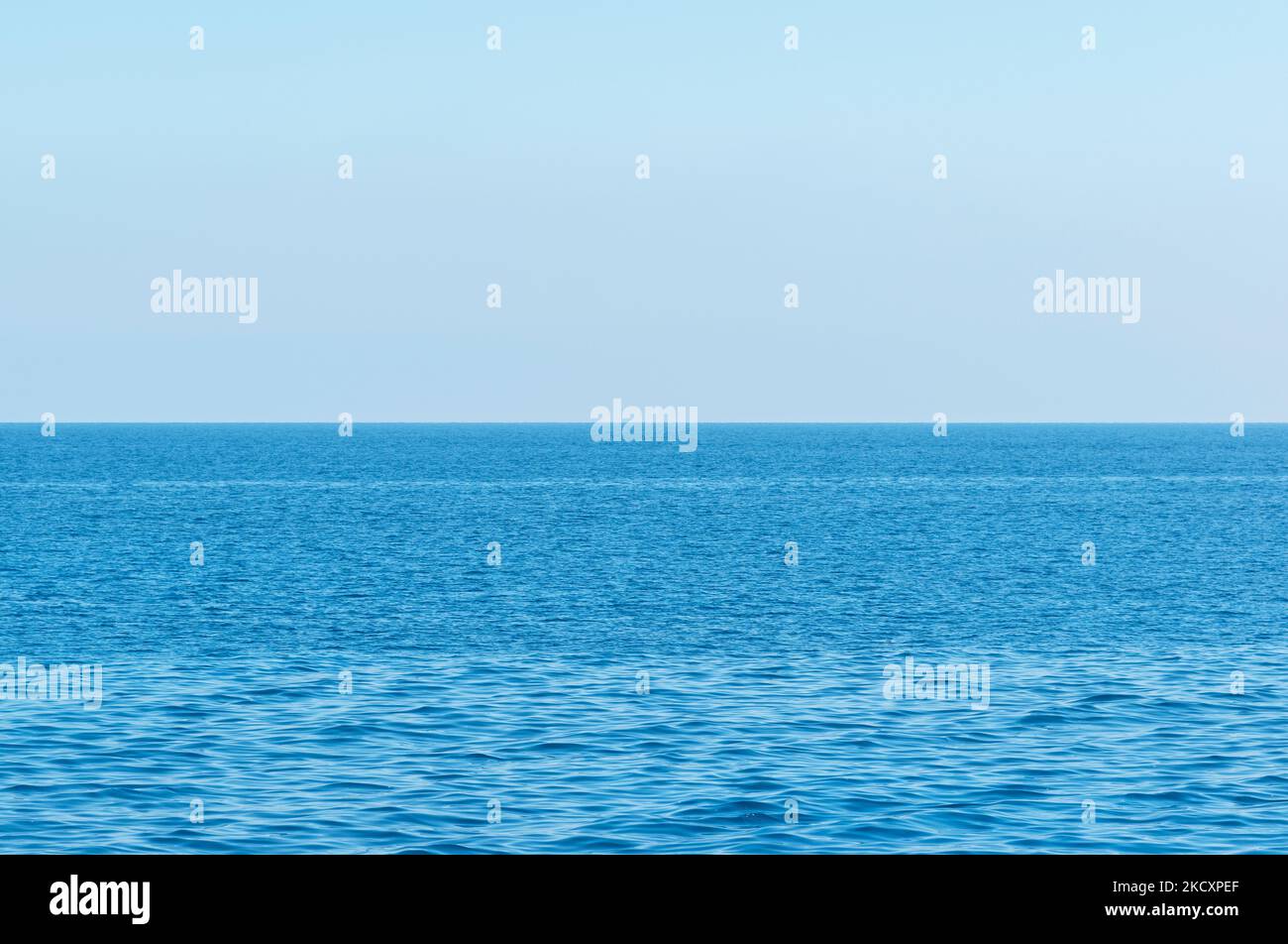 Unendliche ruhige blaue Meerwasser mit Horizont, Sommerurlaub und Urlaubskonzept, beruhigende Hintergrund Stockfoto