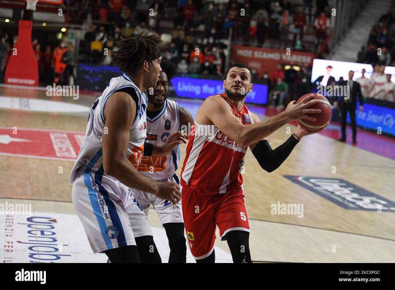 -5 Alessandro Gentile OpenJobMetis Varese während des LBA Italien Championship Spiels zwischen Openjobmetis Varese und Devi Napoli Basket, in Varese, Italien, am 12. Dezember 2021. (Foto von Fabio Averna/NurPhoto) Stockfoto