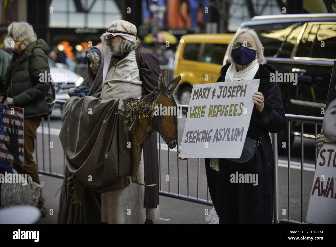 Mitglieder der Aktivistengruppe „Rise and Resist“ versammelten sich am Sonntag vor der St. Patrick's Church in Manhattan in Mary and Joseph Garb für lateinamerikanische Migranten. 12. Dezember, um ihre Mahnwachen zur Einwanderung wieder aufzunehmen, die die Regierung Biden dazu aufforderten, die Inhaftierung und Abschiebung von Einwanderern dauerhaft einzustellen, die CBP zu demontieren und die Immigration and Customs Enforcement (ICE) zu demontieren. (Foto von Deccio Serrano/NurPhoto) Stockfoto